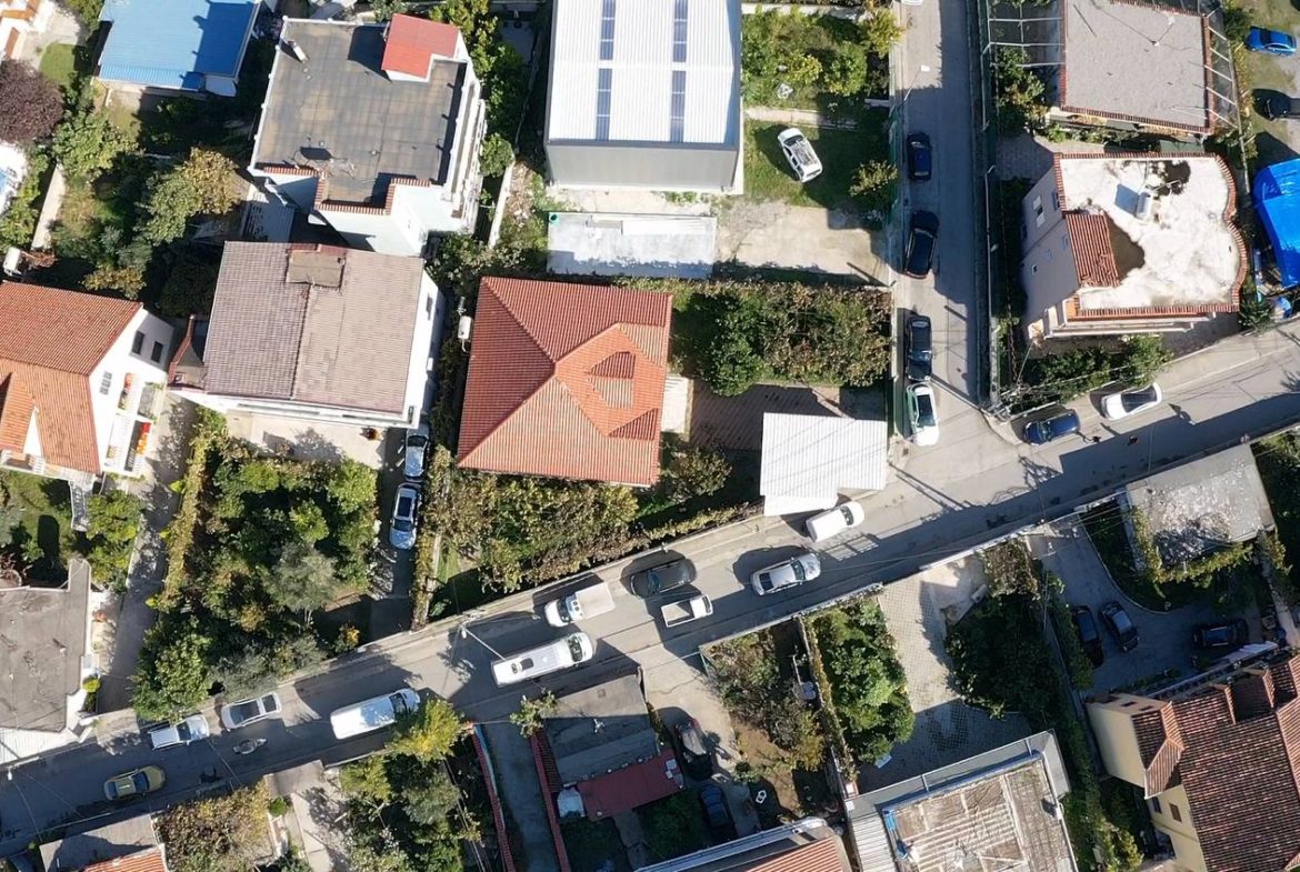 Shtepi private per shitje, ne zonen e Laprakes, prane Spitalit Ushtarak, Tirane.