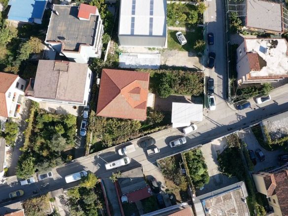 Shtepi private per shitje, ne zonen e Laprakes, prane Spitalit Ushtarak, Tirane.