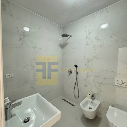 Apartament për qera, te Komuna e Parisit, Tiranë.
