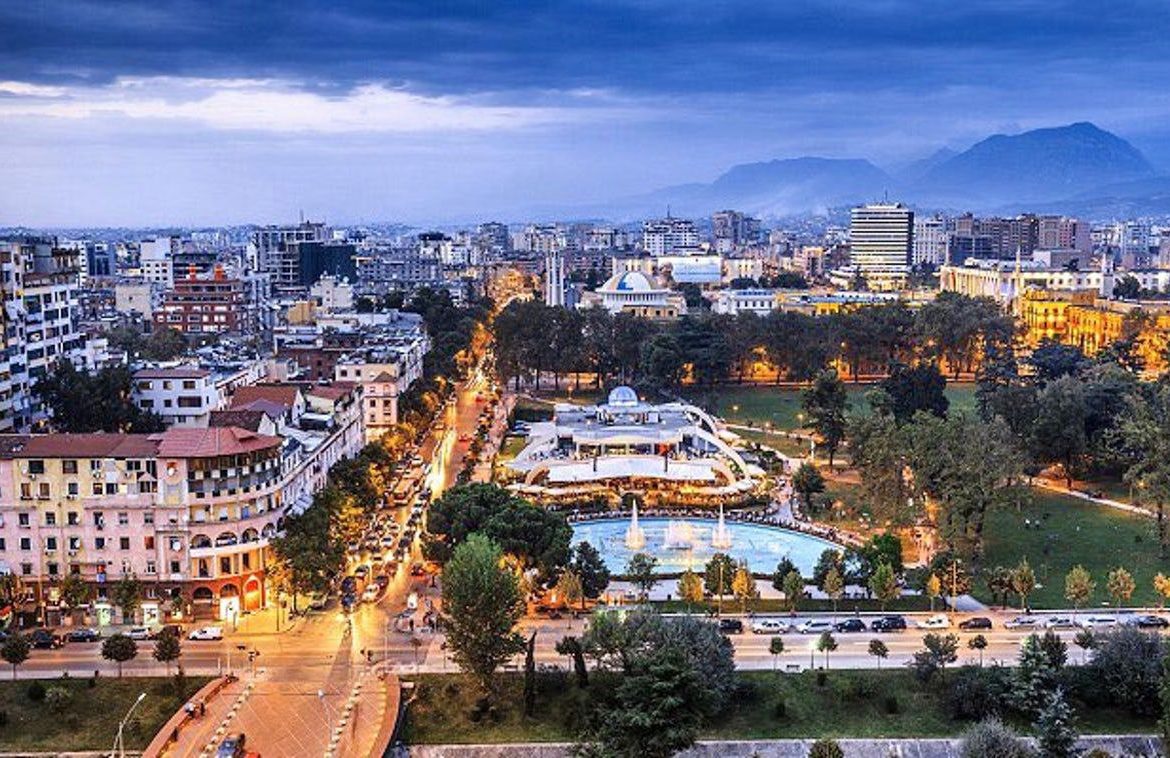Dyqan buzë rruge për shitje, në Bllok, Tiranë.