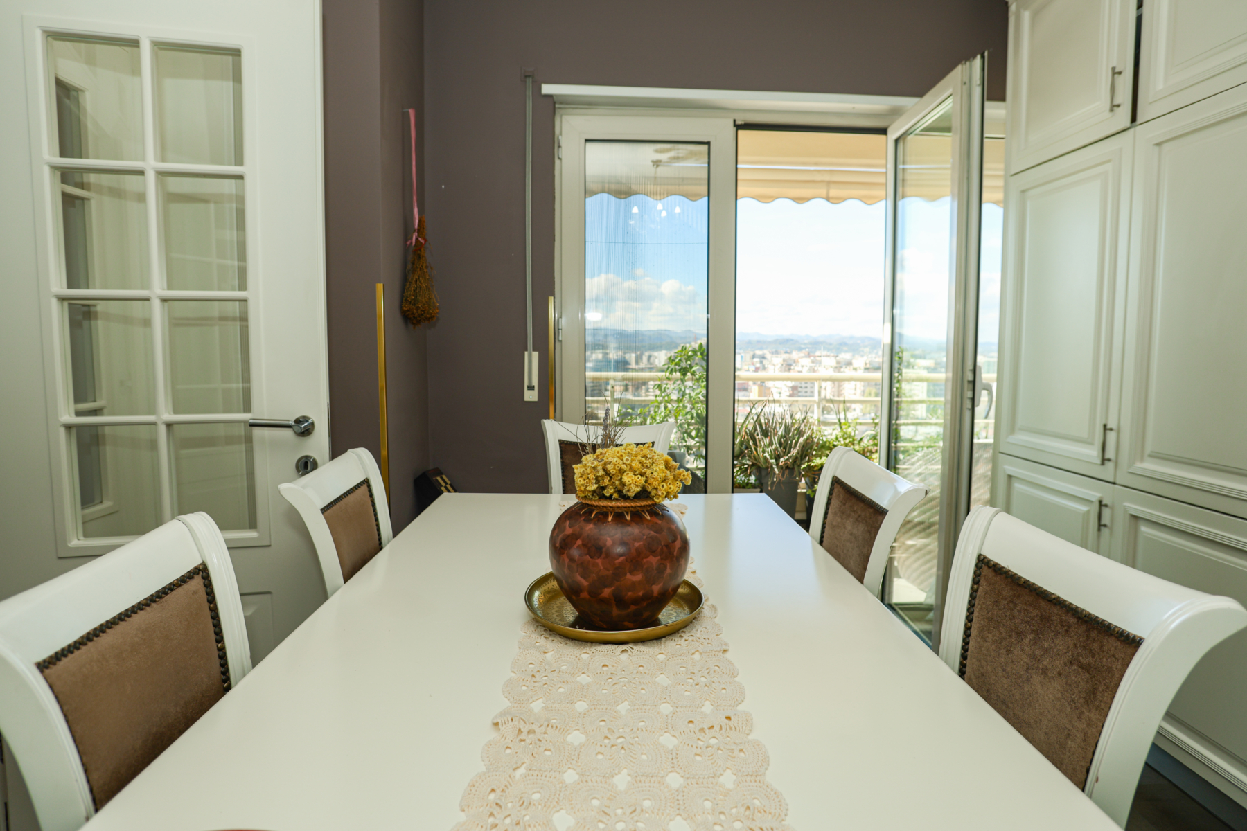 Ekskluzive! Apartament 5+1 për shitje, pranë Bulevardit Zogu I, Tiranë.