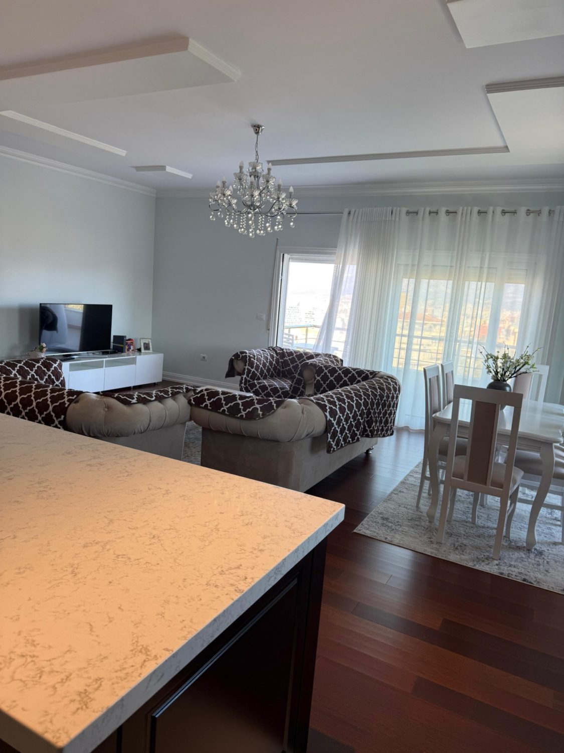 Apartament 2+1& post parkimi për shitje, pranë Kopshtit Zoologjik, Tiranë.