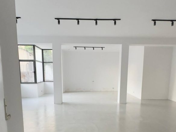 Ambient biznesi për qera, te rruga Durrësit, Tiranë.