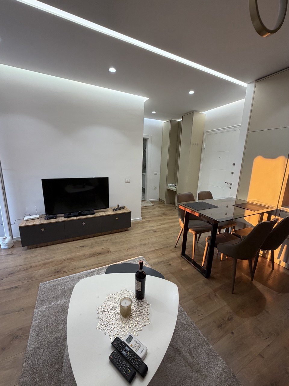Apartament 1+1 me qera, te Fusha Aviacionit, Tiranë.