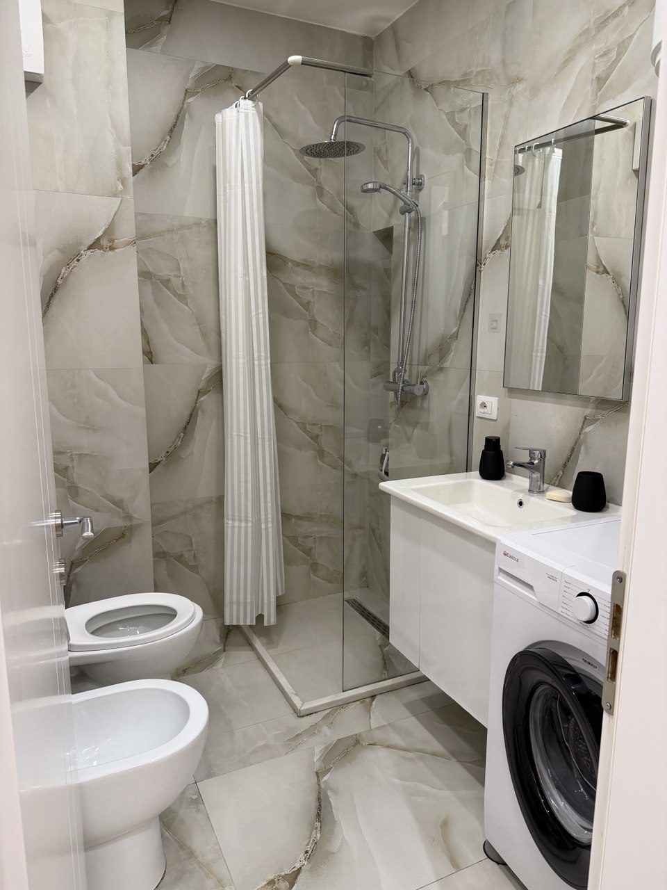 Apartament 1+1 me qera, te Fusha Aviacionit, Tiranë.