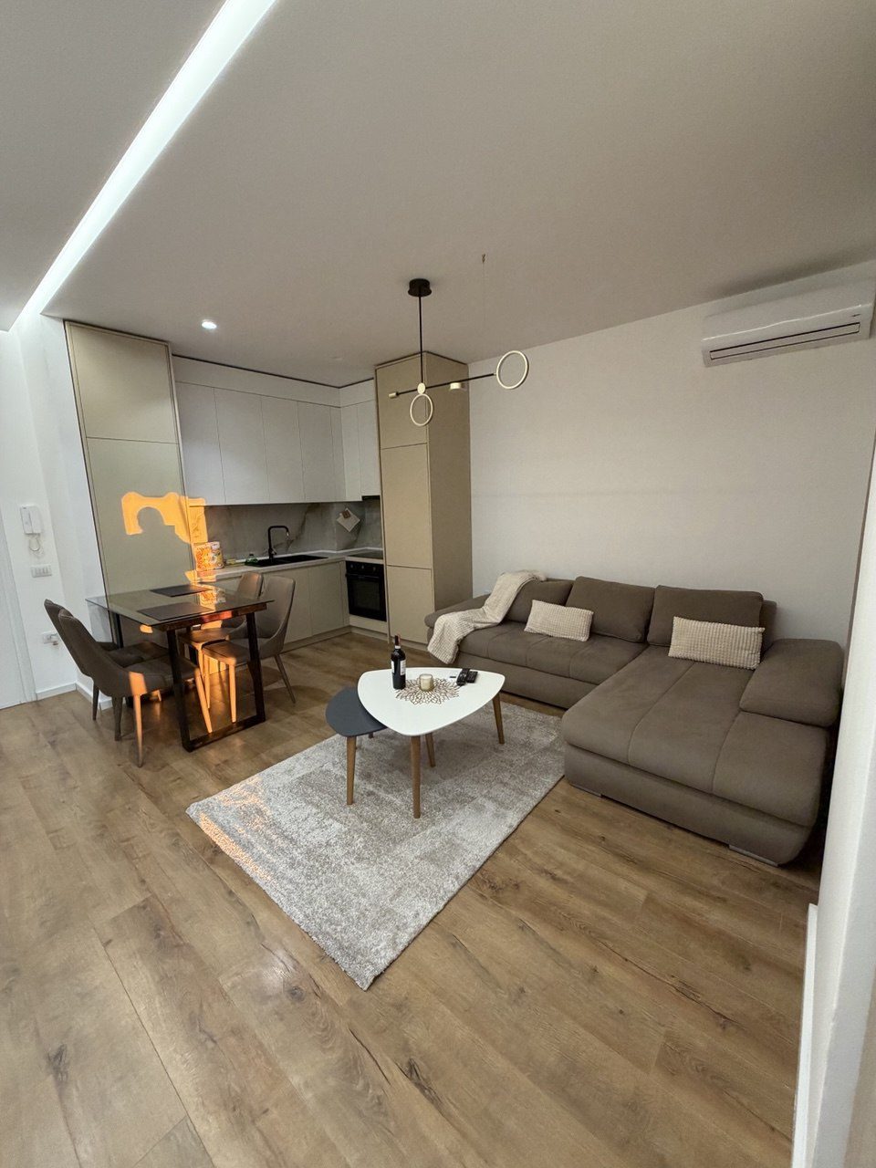 Apartament 1+1 me qera, te Fusha Aviacionit, Tiranë.