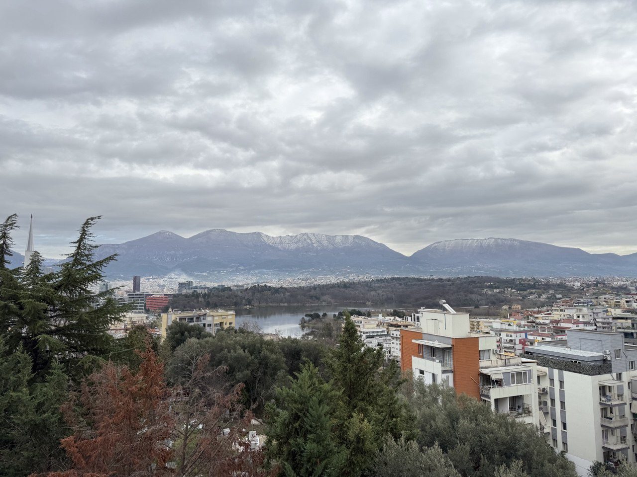 Apartament 2+1 për qera, te Kopshti Botanik, Tiranë.