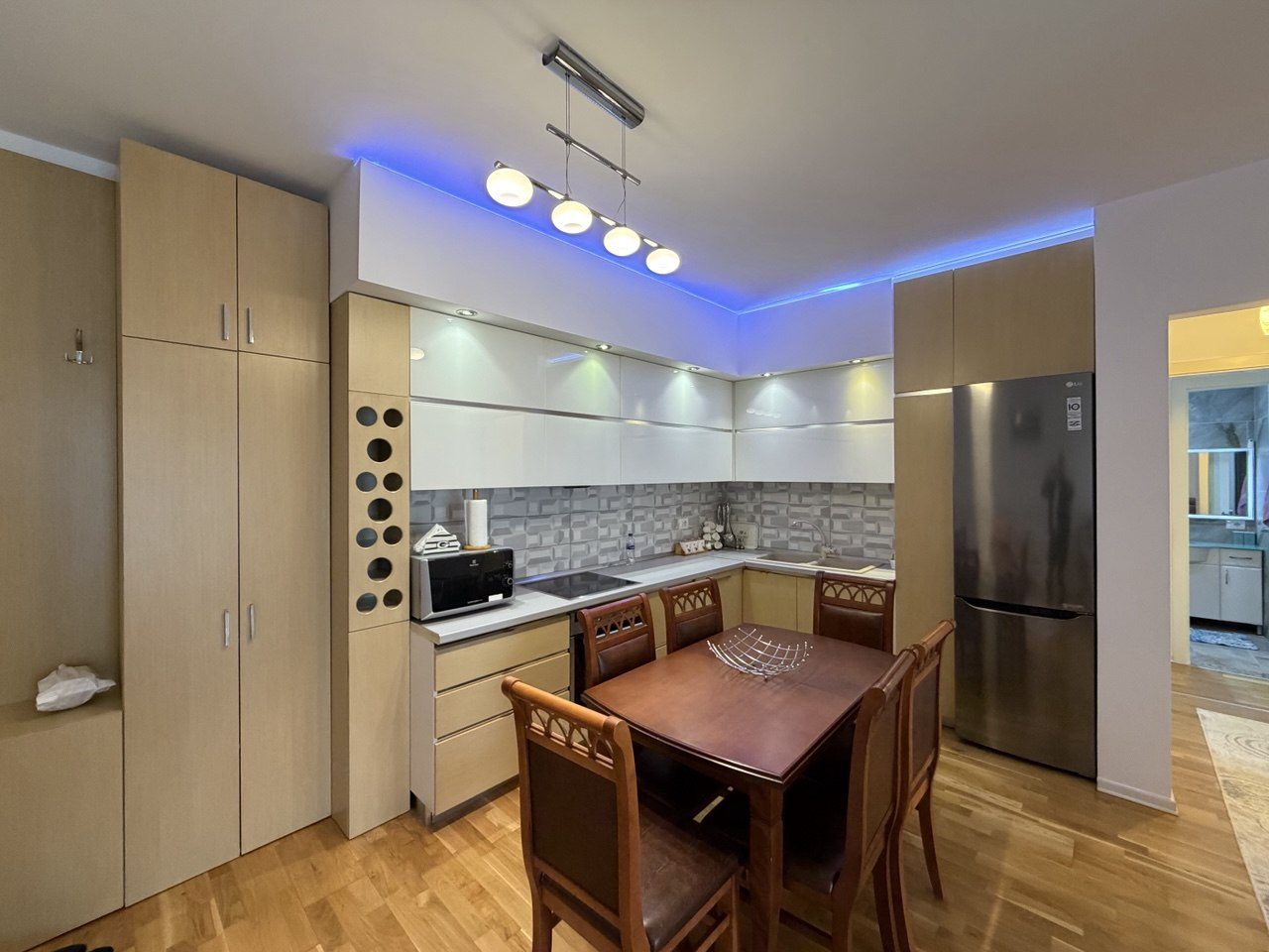 Apartament 2+1 për qera, te Kopshti Botanik, Tiranë.