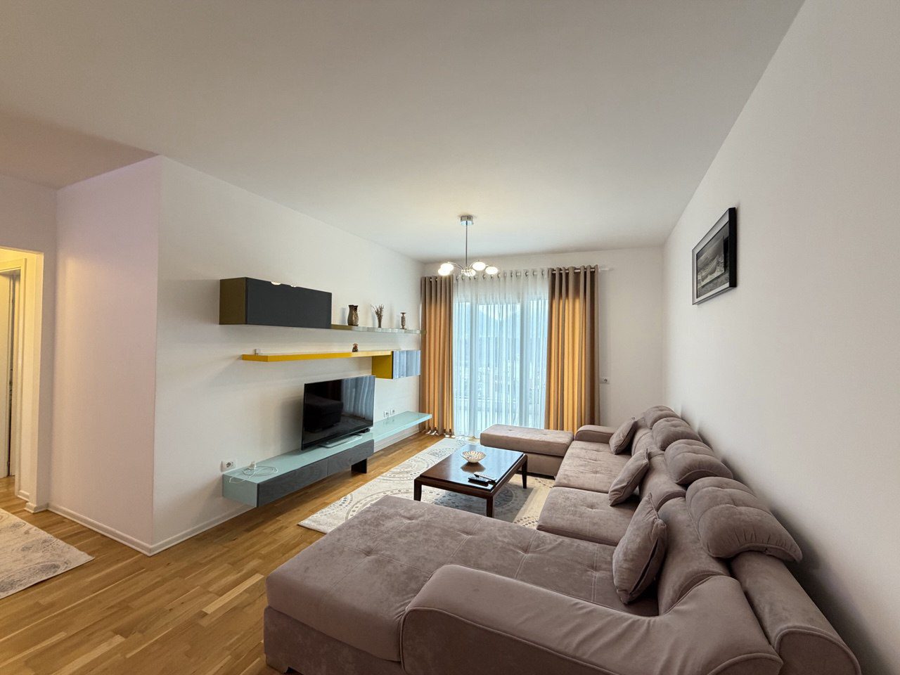 Apartament 2+1 për qera, te Kopshti Botanik, Tiranë.