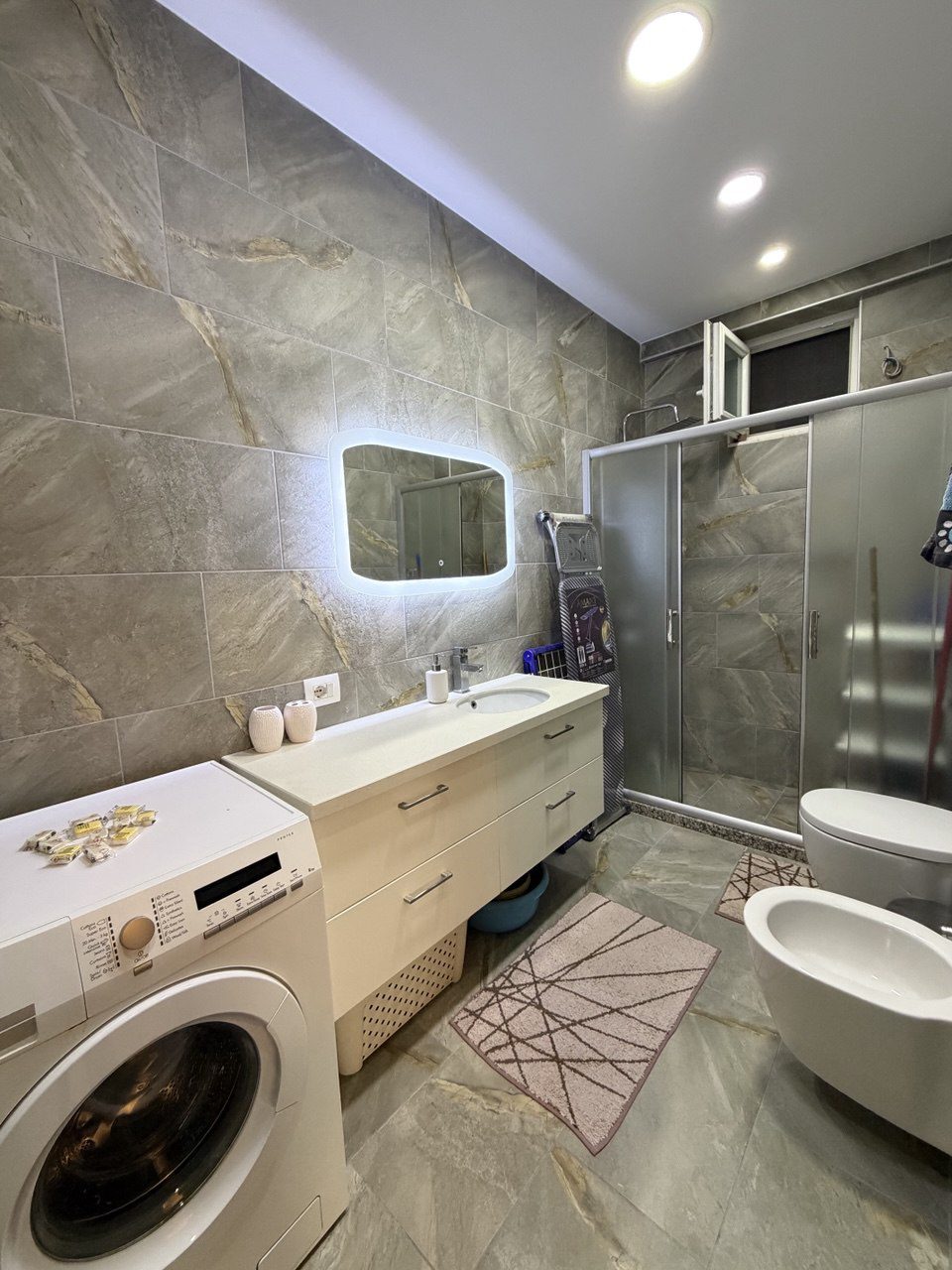 Apartament 2+1 për qera, te Kopshti Botanik, Tiranë.