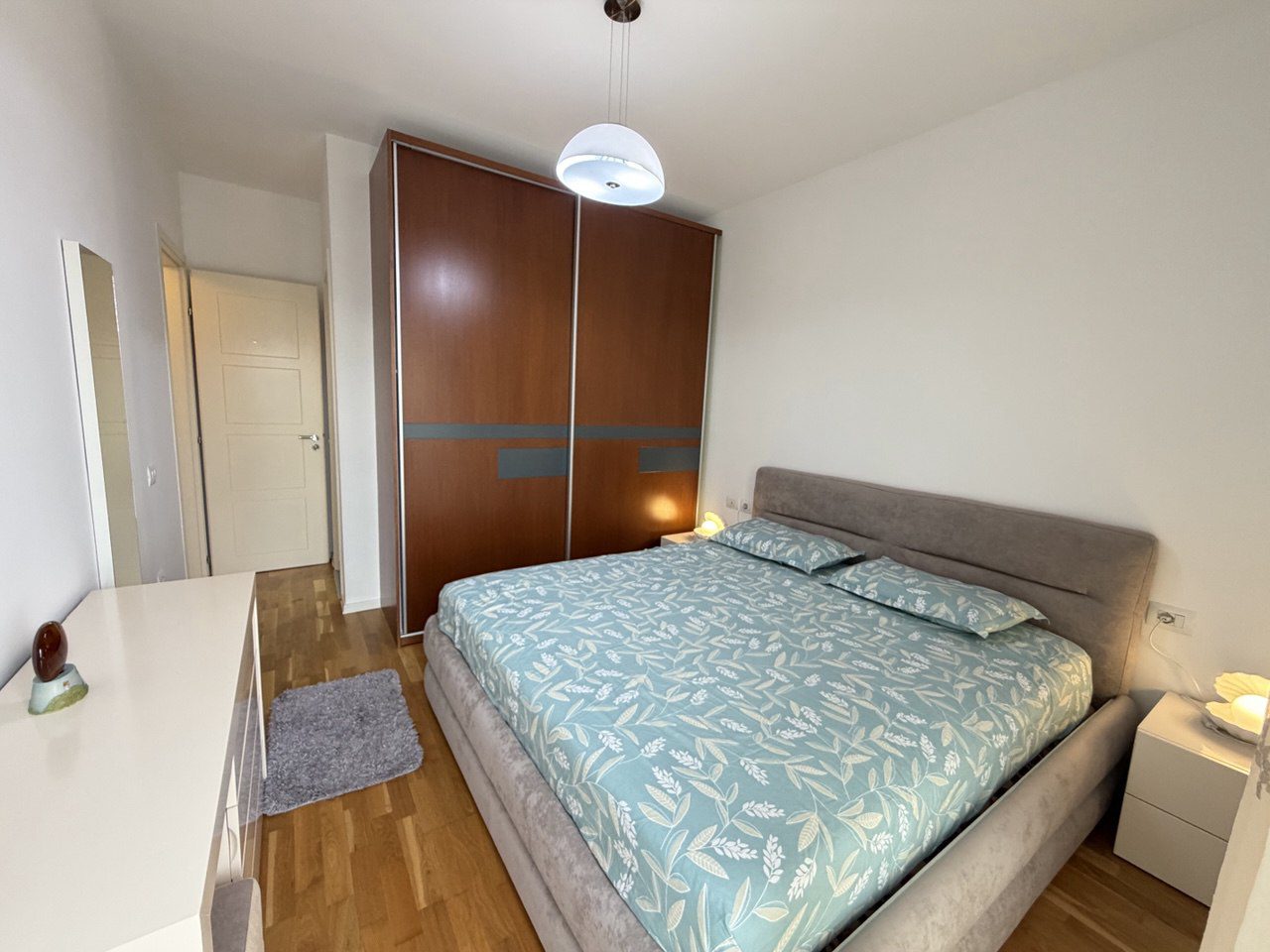 Apartament 2+1 për qera, te Kopshti Botanik, Tiranë.