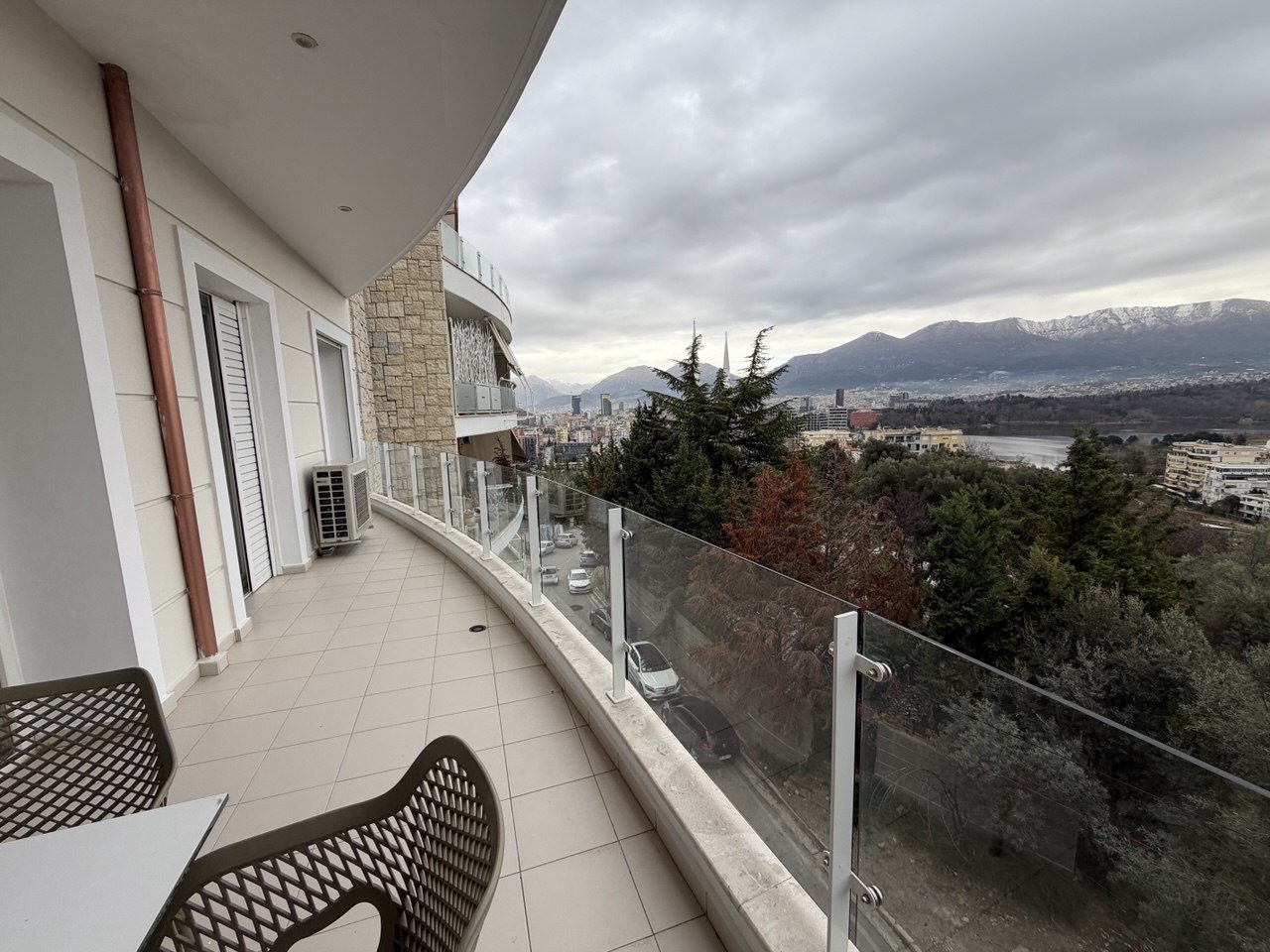 Apartament 2+1 për qera, te Kopshti Botanik, Tiranë.