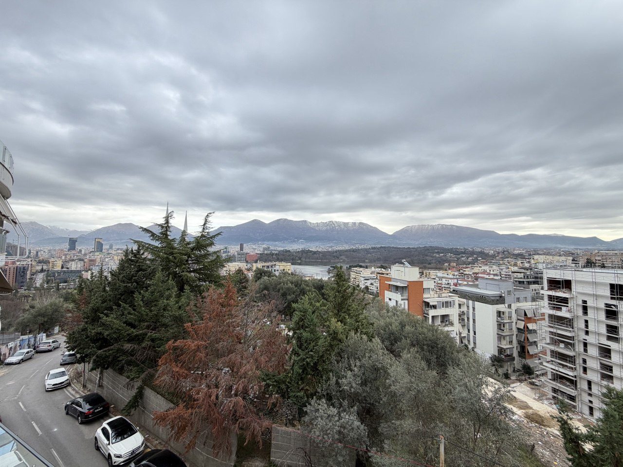 Apartament 2+1 për qera, te Kopshti Botanik, Tiranë.