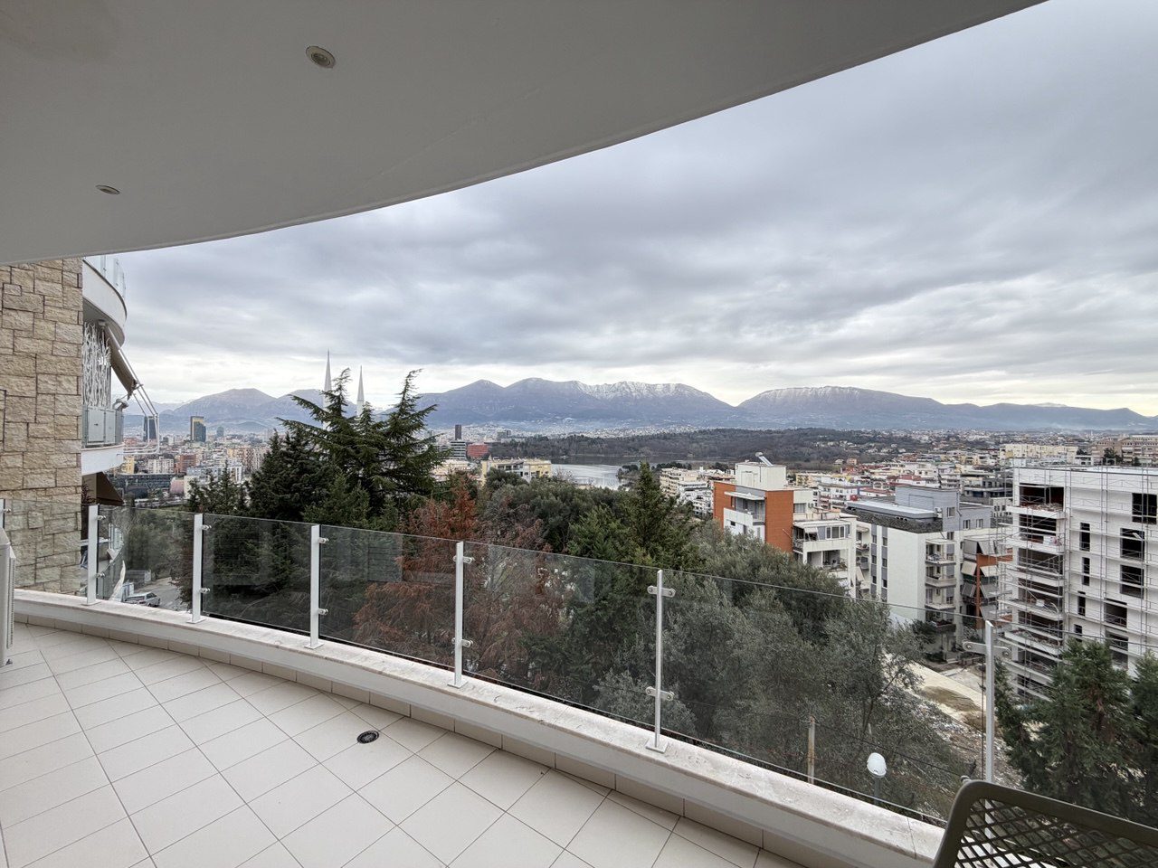 Apartament 2+1 për qera, te Kopshti Botanik, Tiranë.