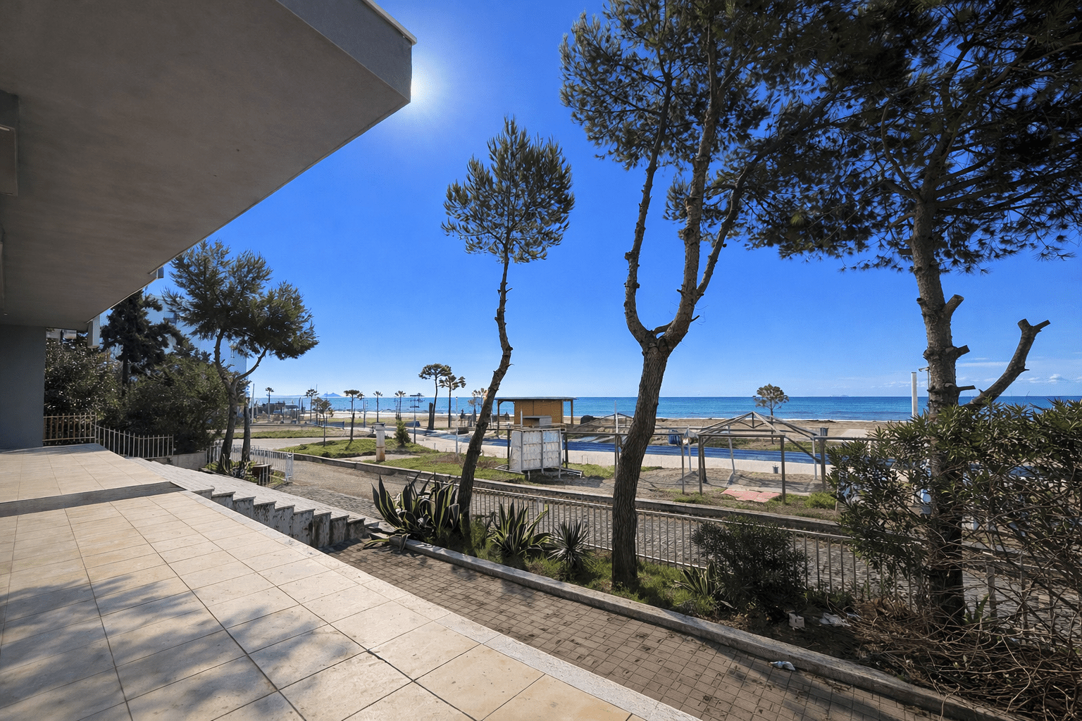 5C6405E7-353D-47B9-BEBF-64B861F05097 Ambient biznesi me qera, në Plazh, Durrës.