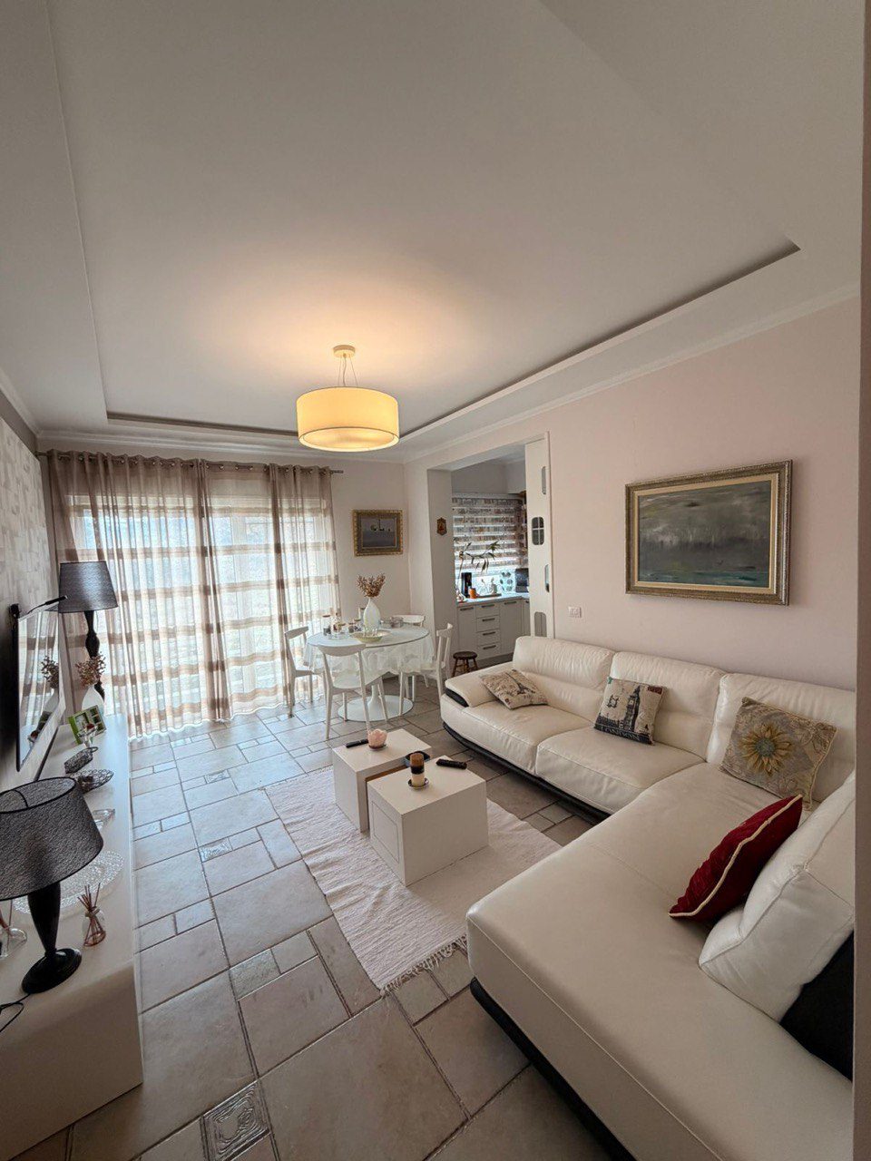 Apartament 1+1 për shitje, pranë British School, Kodra e Diellit, Tiranë.
