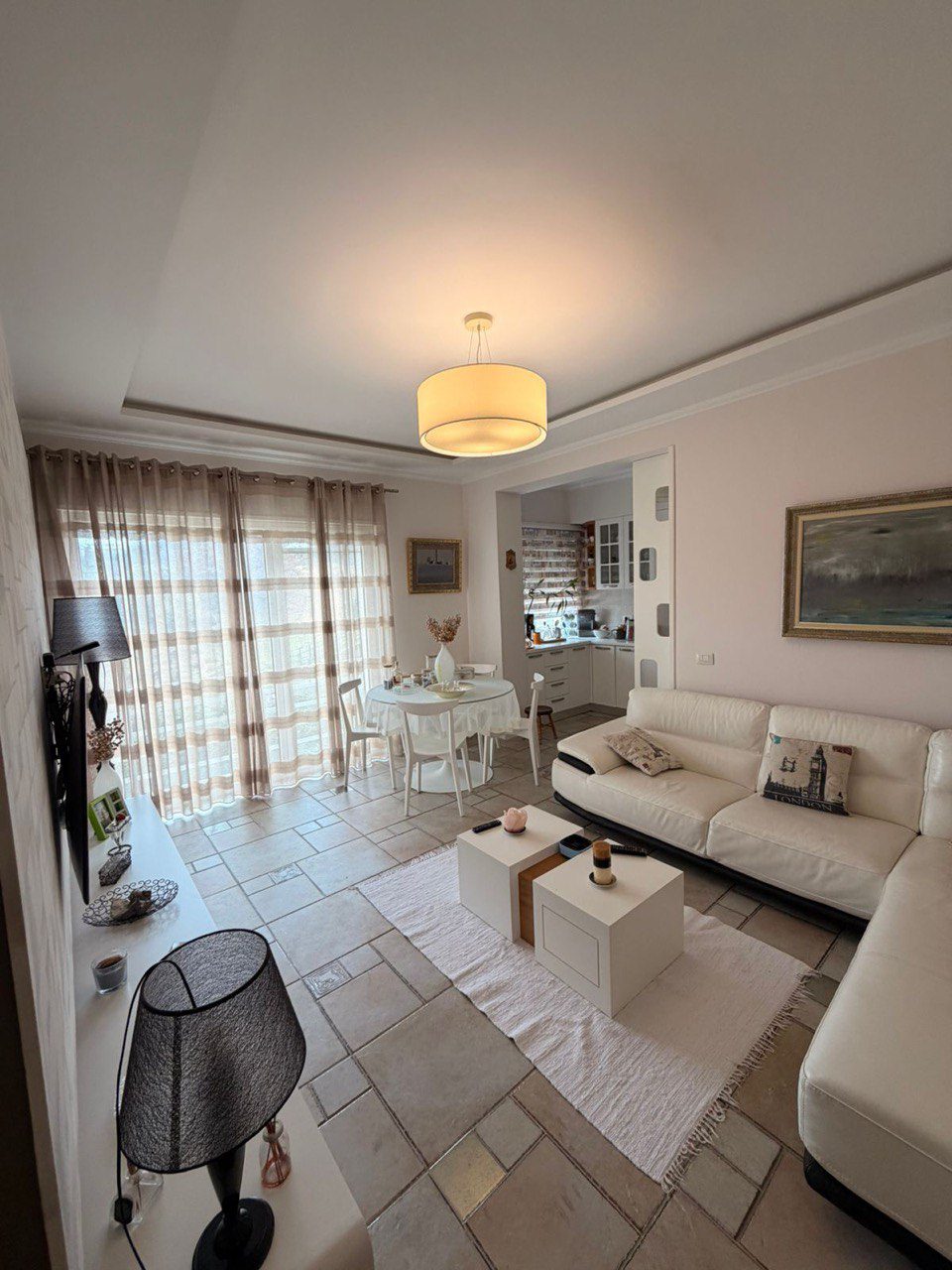 Apartament 1+1 për shitje, pranë British School, Kodra e Diellit, Tiranë.