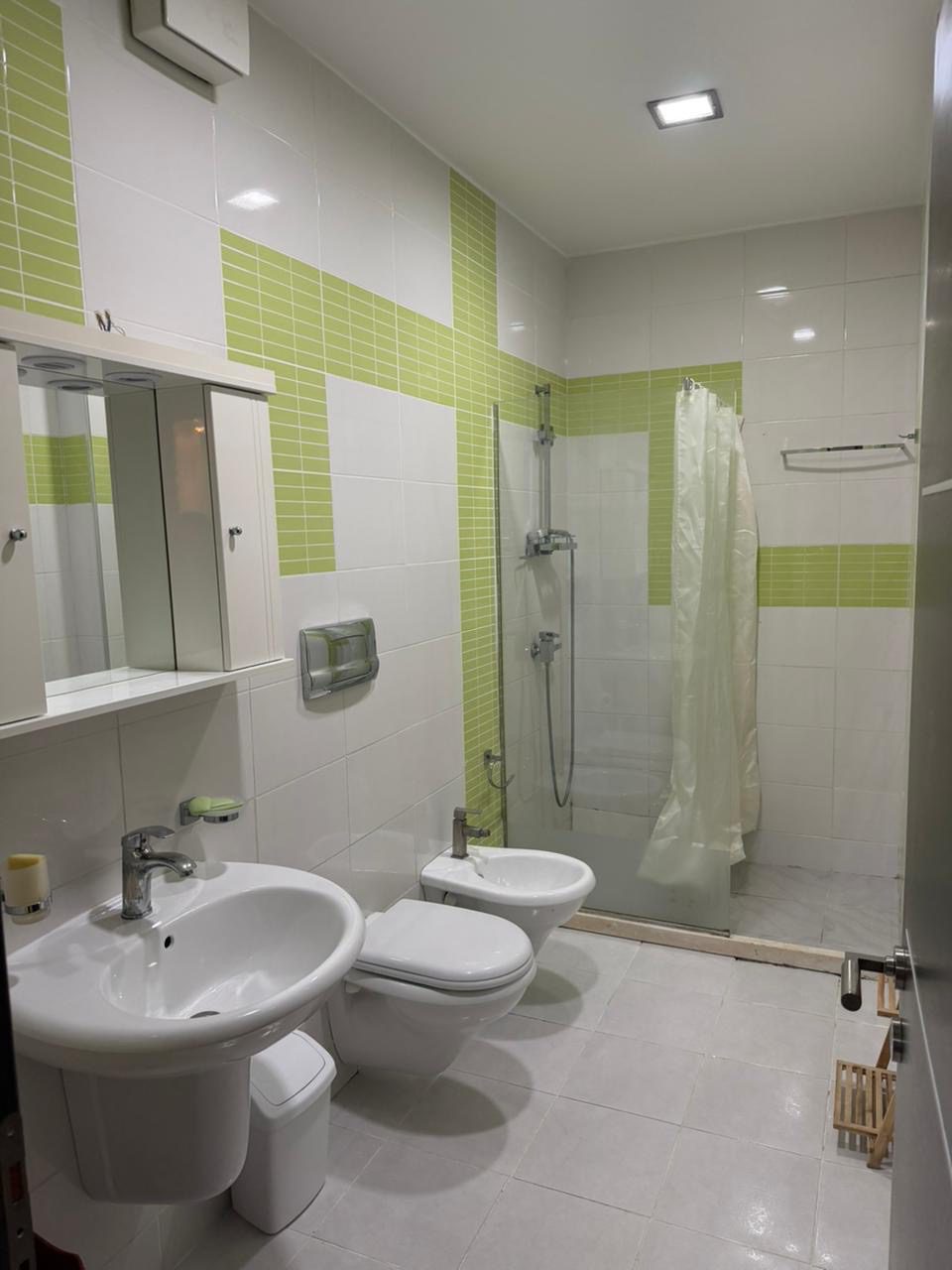 Apartament 2+1 për qera, pranë sheshit Wilson, Tiranë.