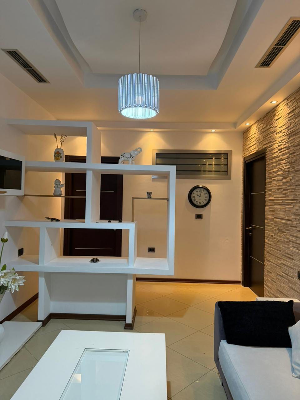 Apartament 2+1 për qera, pranë sheshit Wilson, Tiranë.