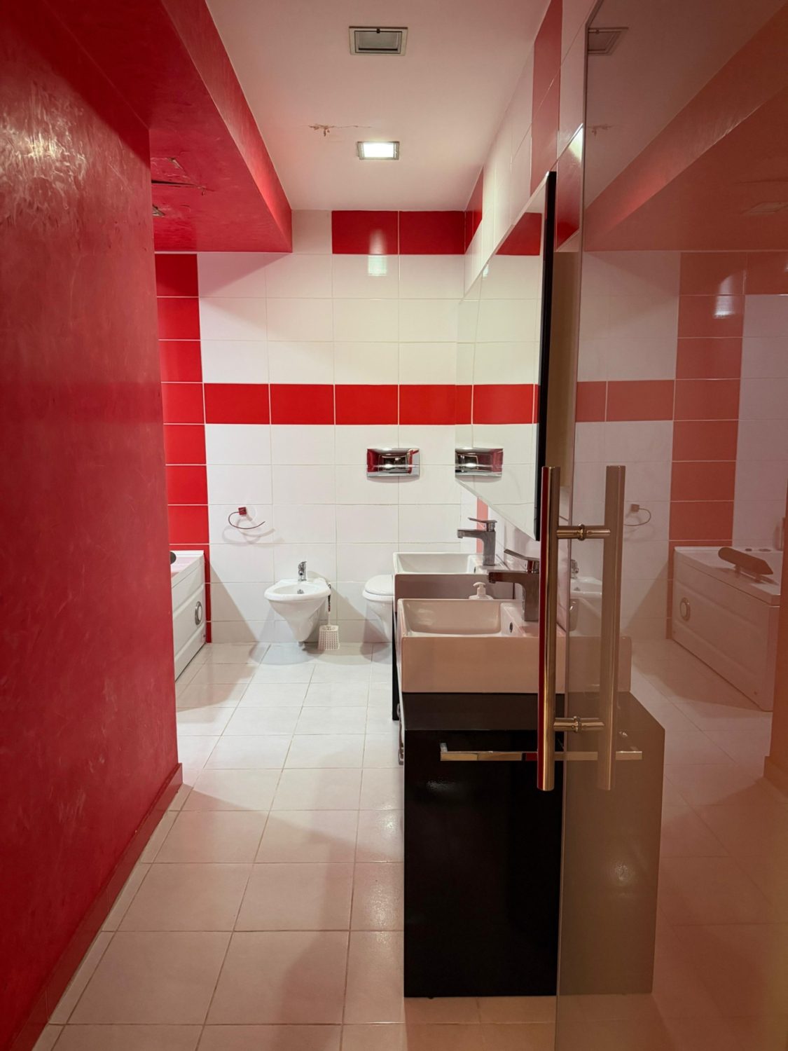 Apartament 2+1 për qera, pranë sheshit Wilson, Tiranë.