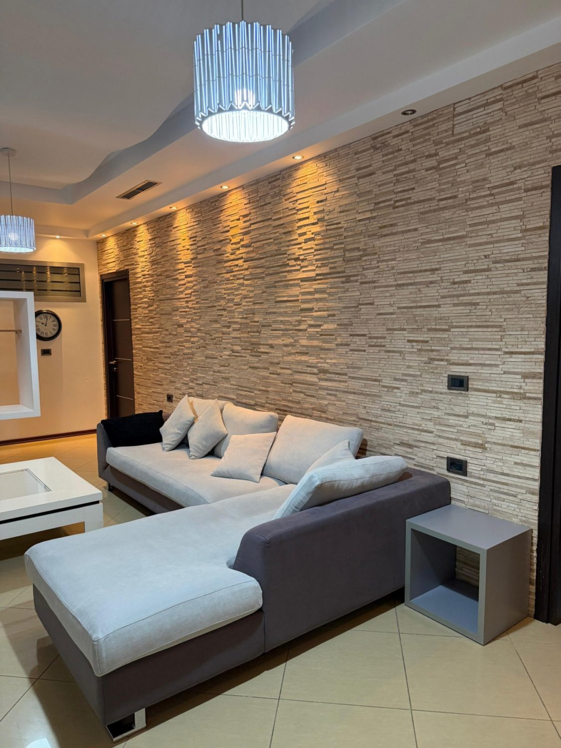 Apartament 2+1 për qera, pranë sheshit Wilson, Tiranë.
