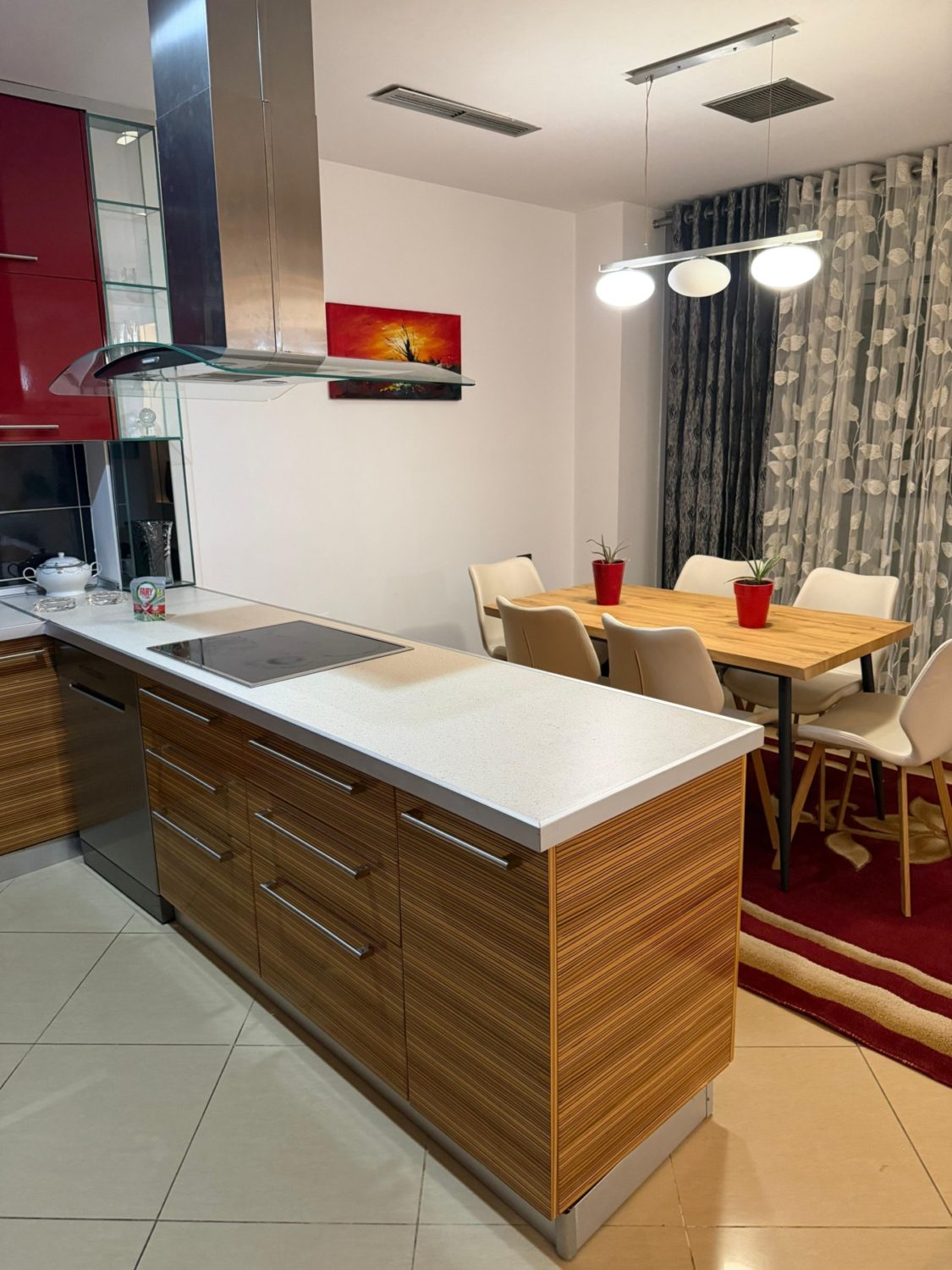 Apartament 2+1 për qera, pranë sheshit Wilson, Tiranë.