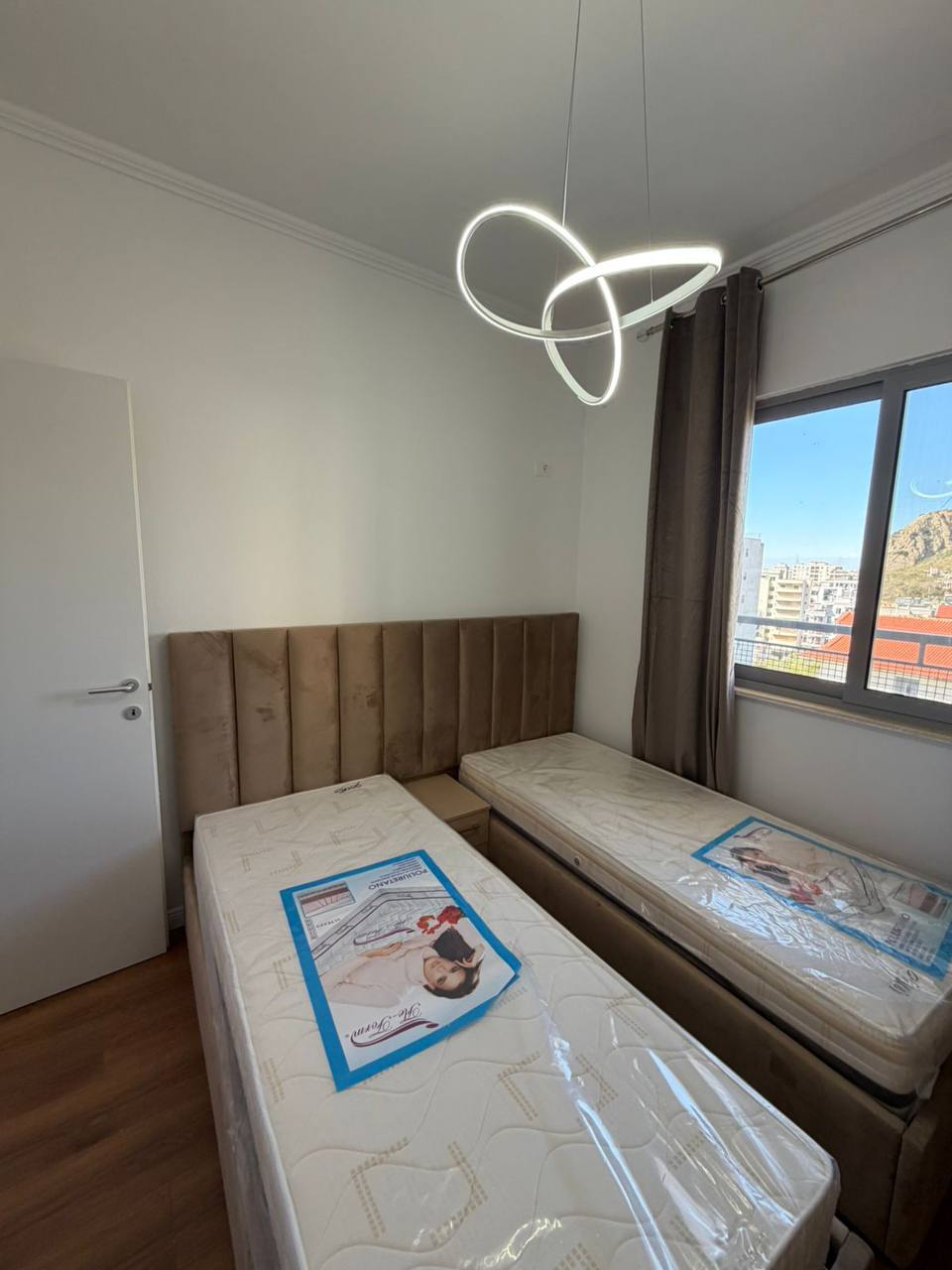 Apartament 2+1 për shitje, te Shkëmbi Kavajës.