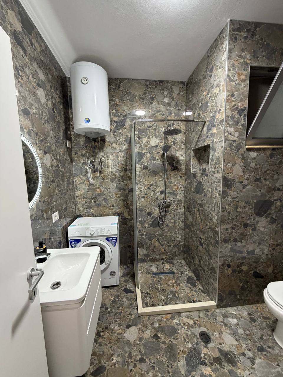 Apartament 2+1 për shitje, te Shkëmbi Kavajës.