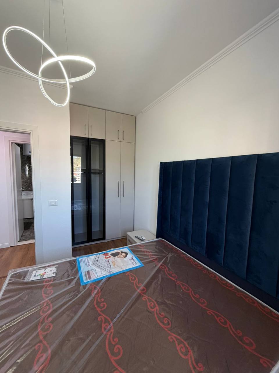 Apartament 2+1 për shitje, te Shkëmbi Kavajës.