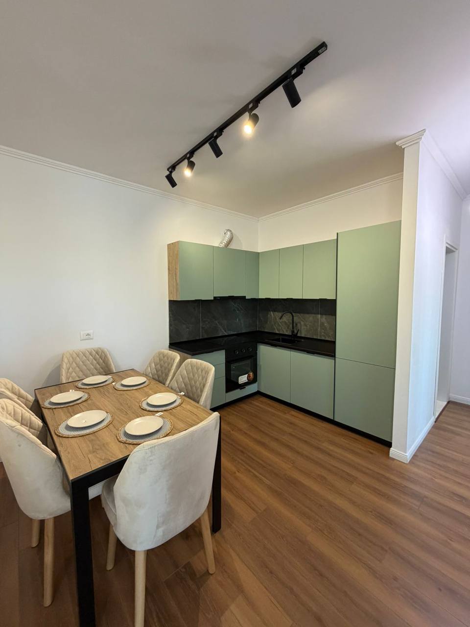Apartament 2+1 për shitje, te Shkëmbi Kavajës.