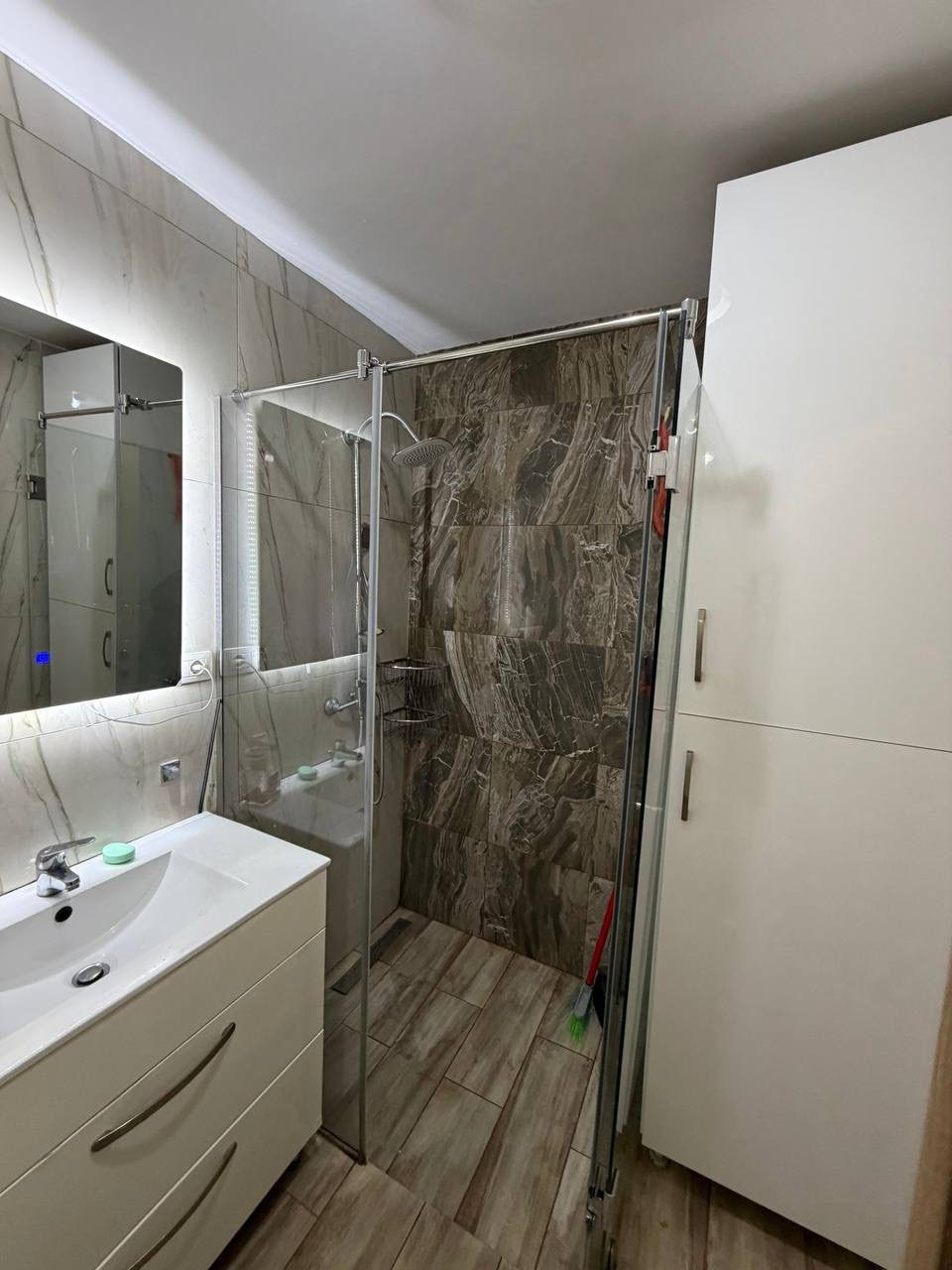 Apartament 2+1 për qera, pranë Kopshtit Zoologjik, Tiranë.