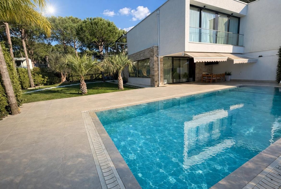 Vilë e bashkëngjitur për shitje, në San Pietro Resort, Durrës.