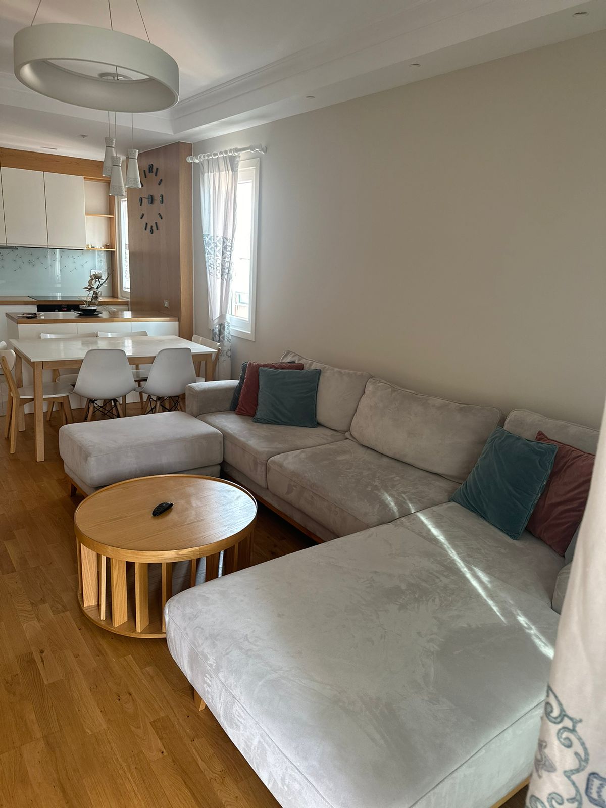 Apartament 3+1 me qera, pranë Qendrës Kristal, Tiranë.