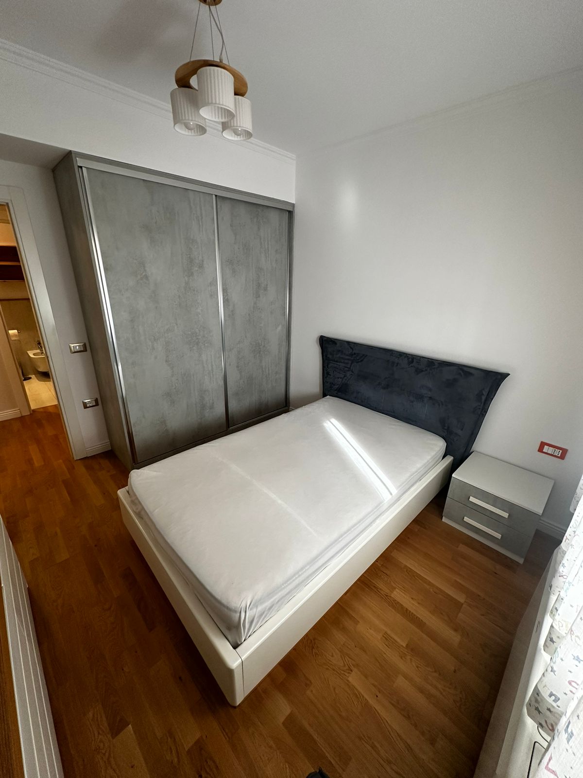 Apartament 3+1 me qera, pranë Qendrës Kristal, Tiranë.