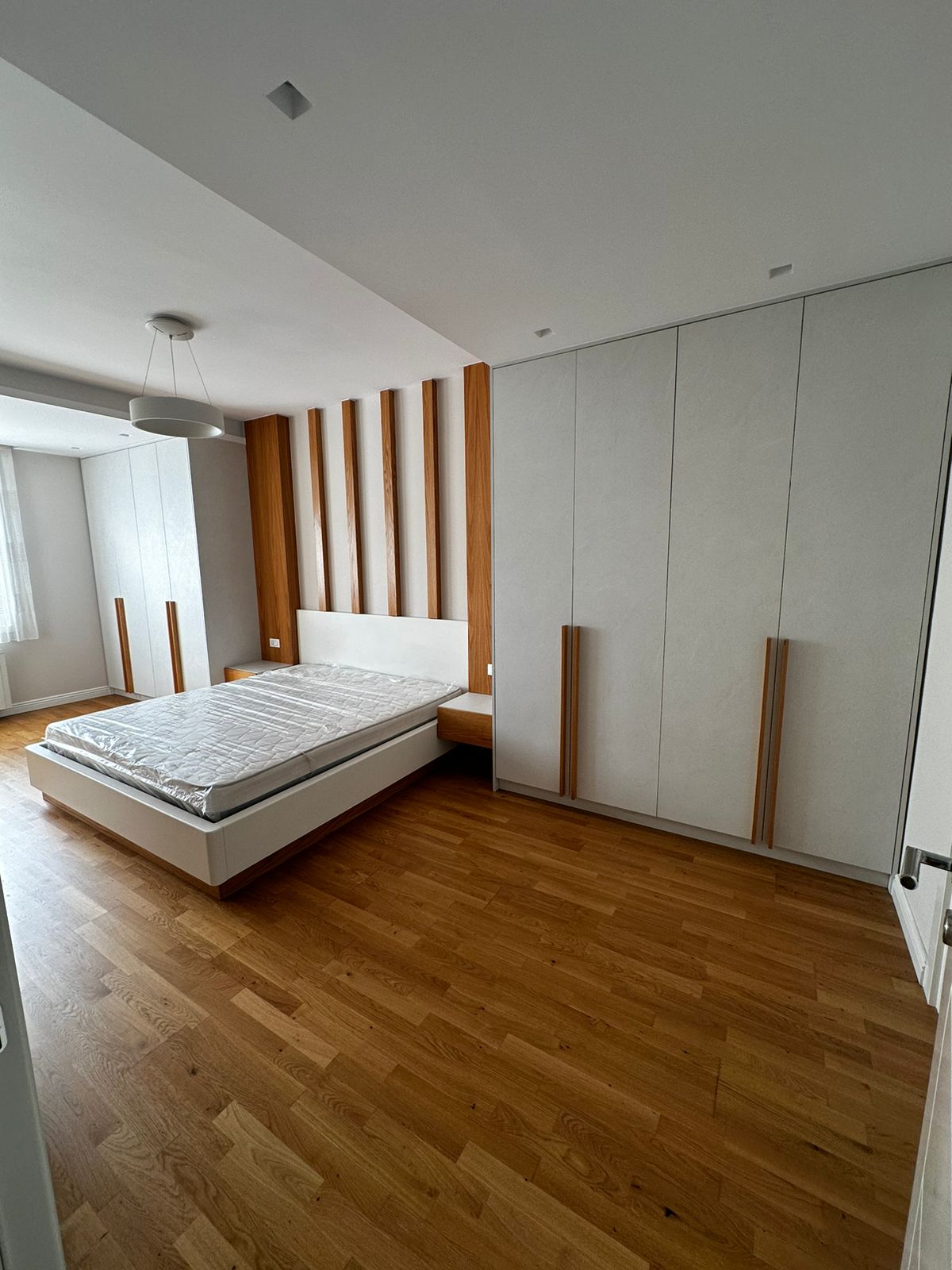 Apartament 3+1 me qera, pranë Qendrës Kristal, Tiranë.