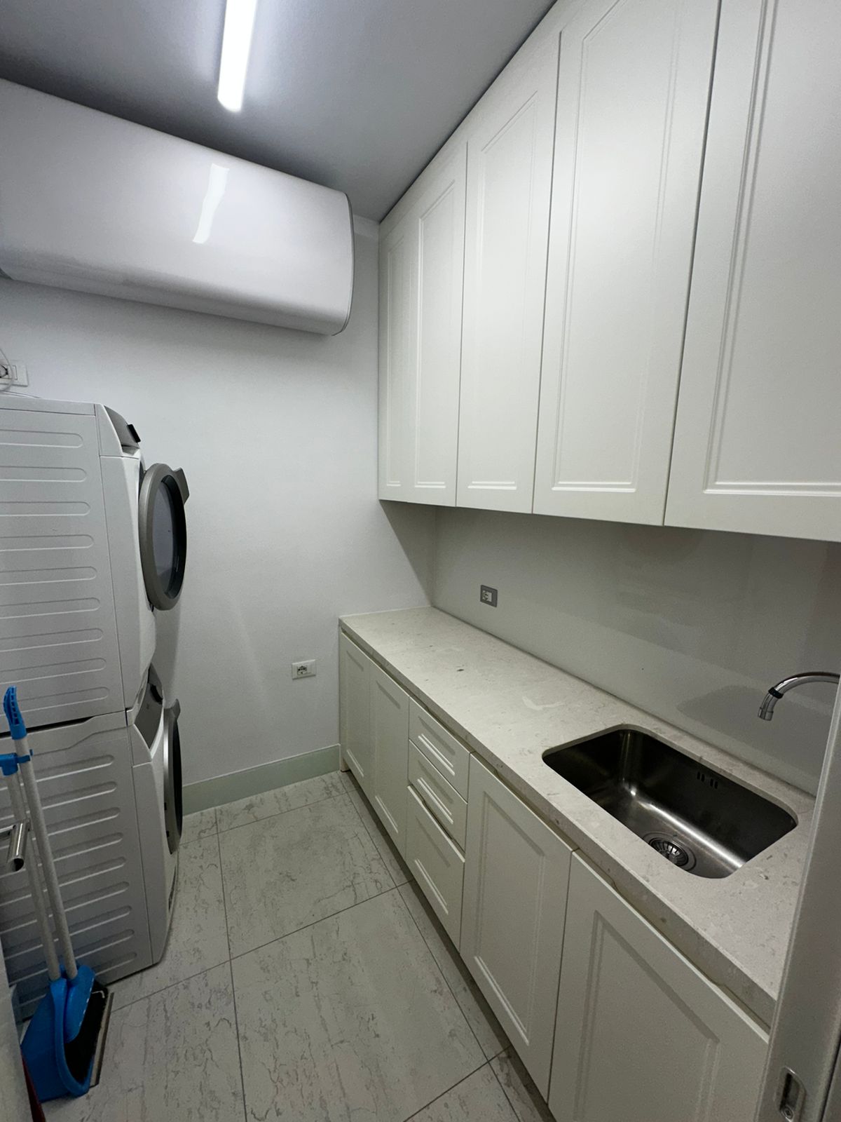 Apartament 3+1 me qera, pranë Qendrës Kristal, Tiranë.