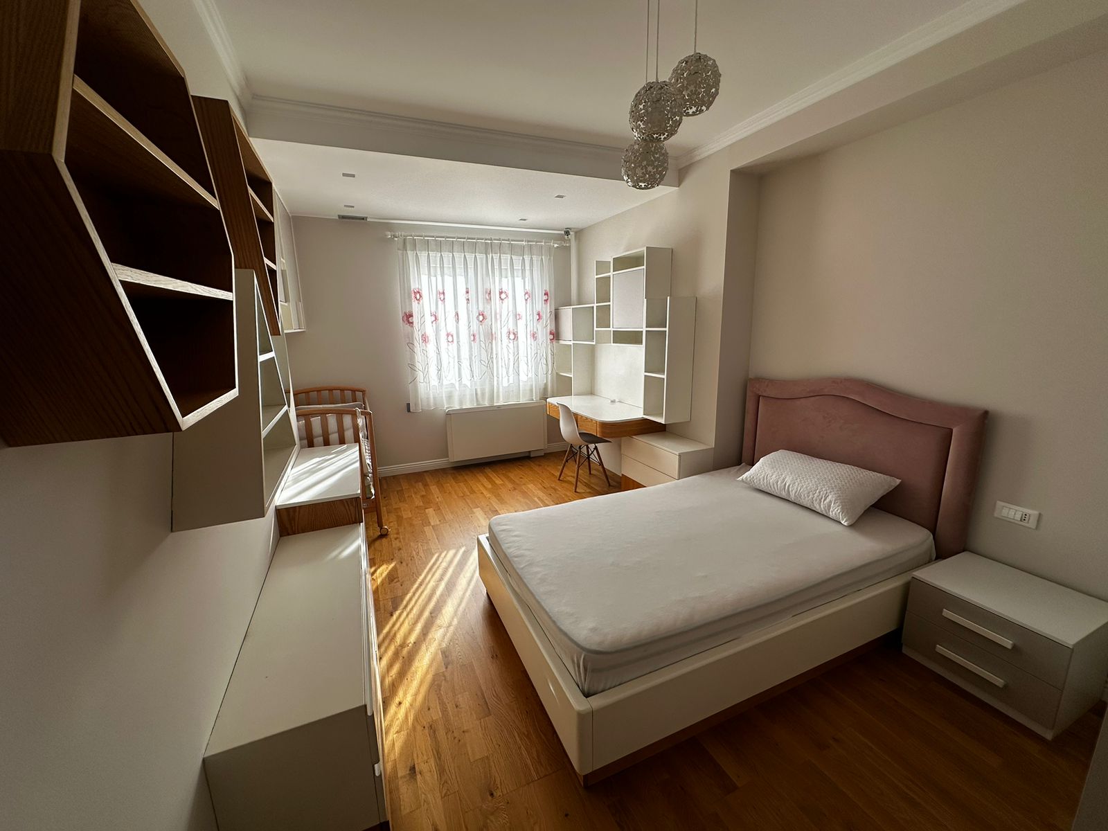 Apartament 3+1 me qera, pranë Qendrës Kristal, Tiranë.
