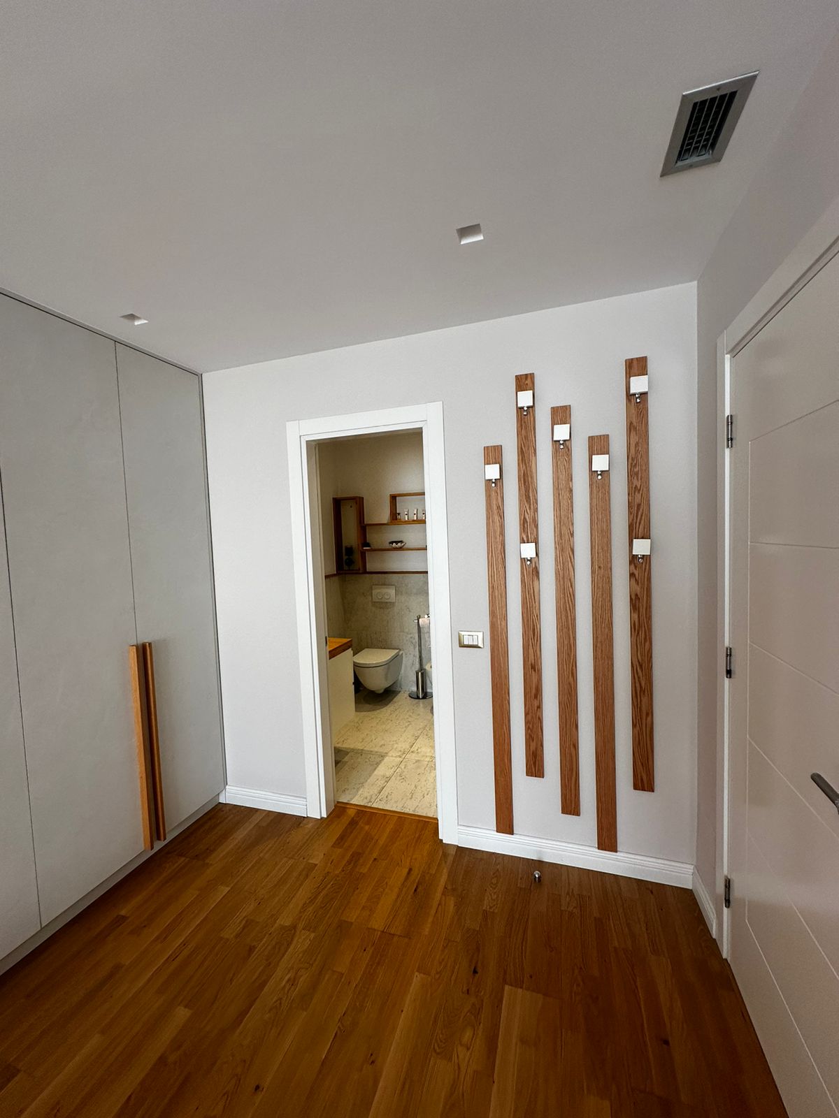 Apartament 3+1 me qera, pranë Qendrës Kristal, Tiranë.