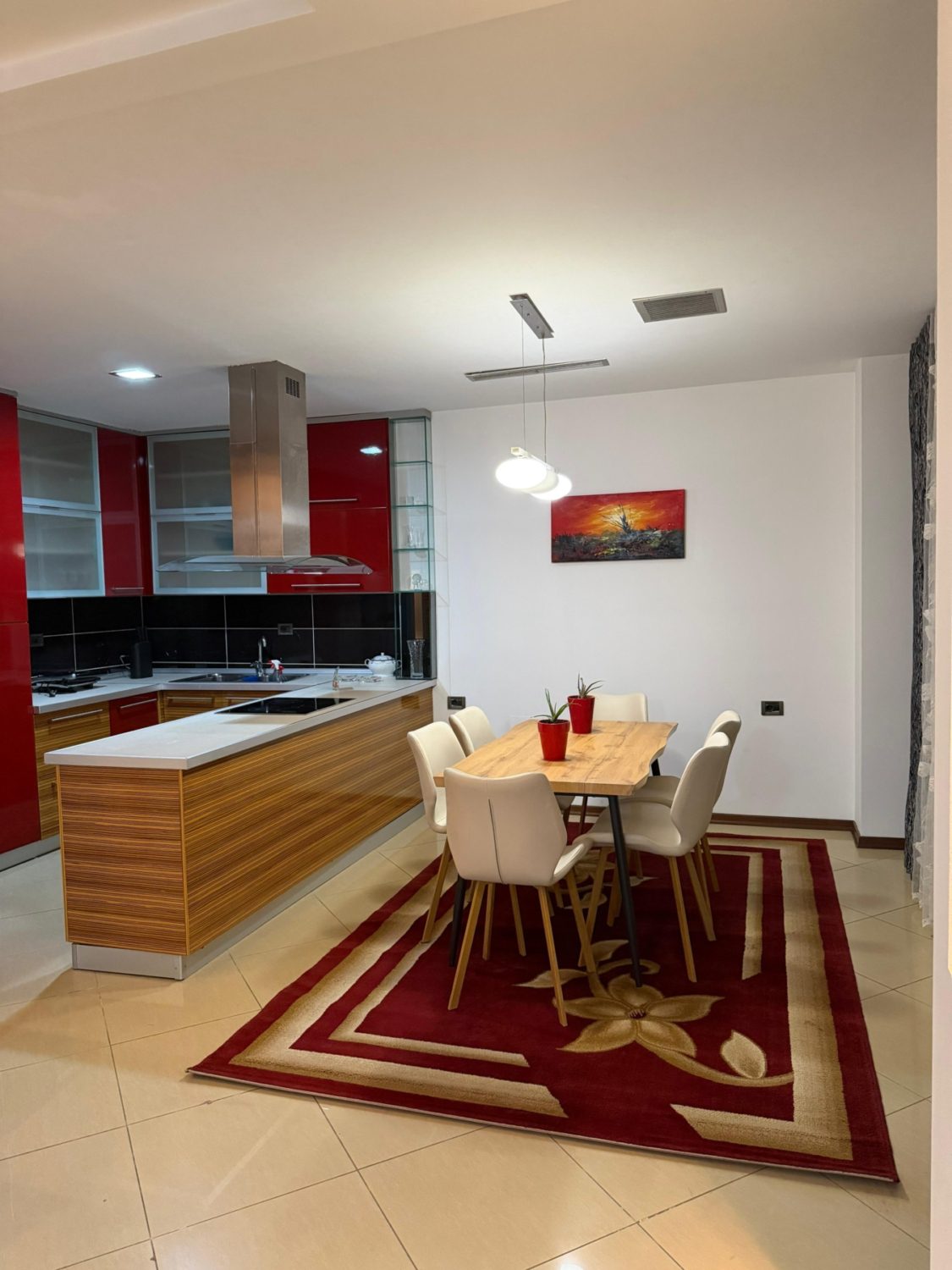 Apartament 2+1 për qera, pranë sheshit Wilson, Tiranë.