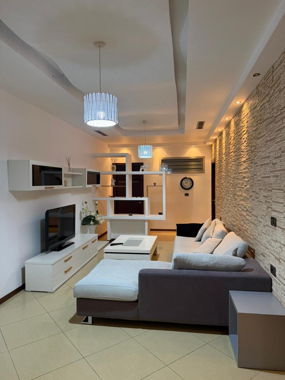 Apartament 2+1 për qera, pranë sheshit Wilson, Tiranë.