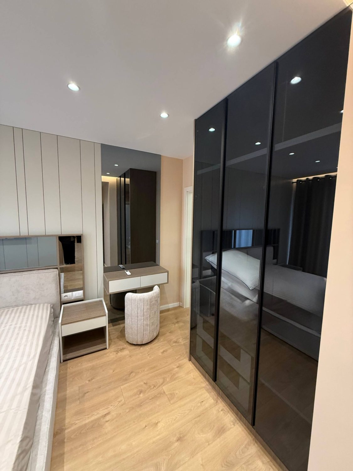 Apartament 2+1& post parkimi për shitje, rruga e Durrësit, Tiranë.