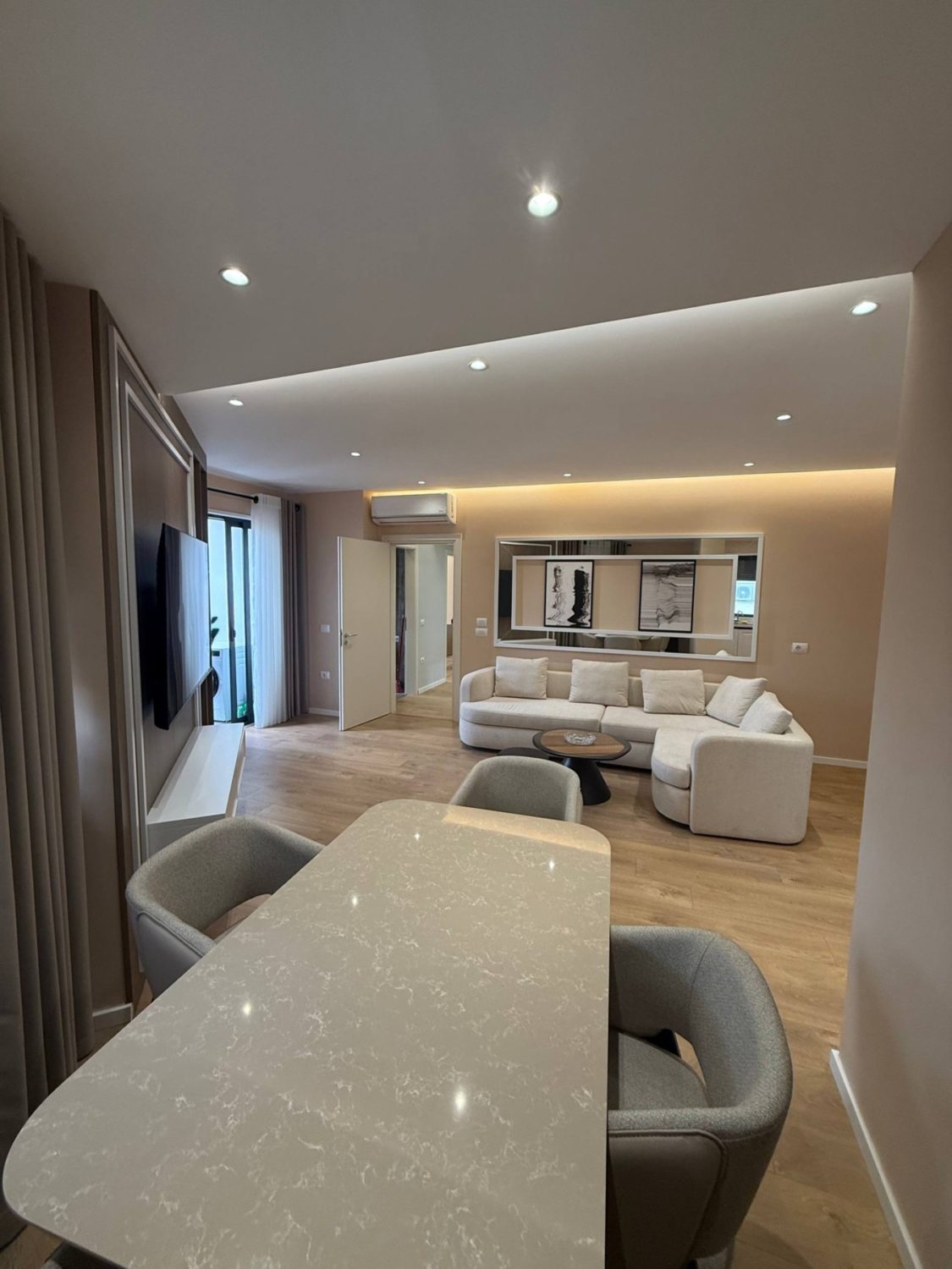 Apartament 2+1& post parkimi për shitje, rruga e Durrësit, Tiranë.