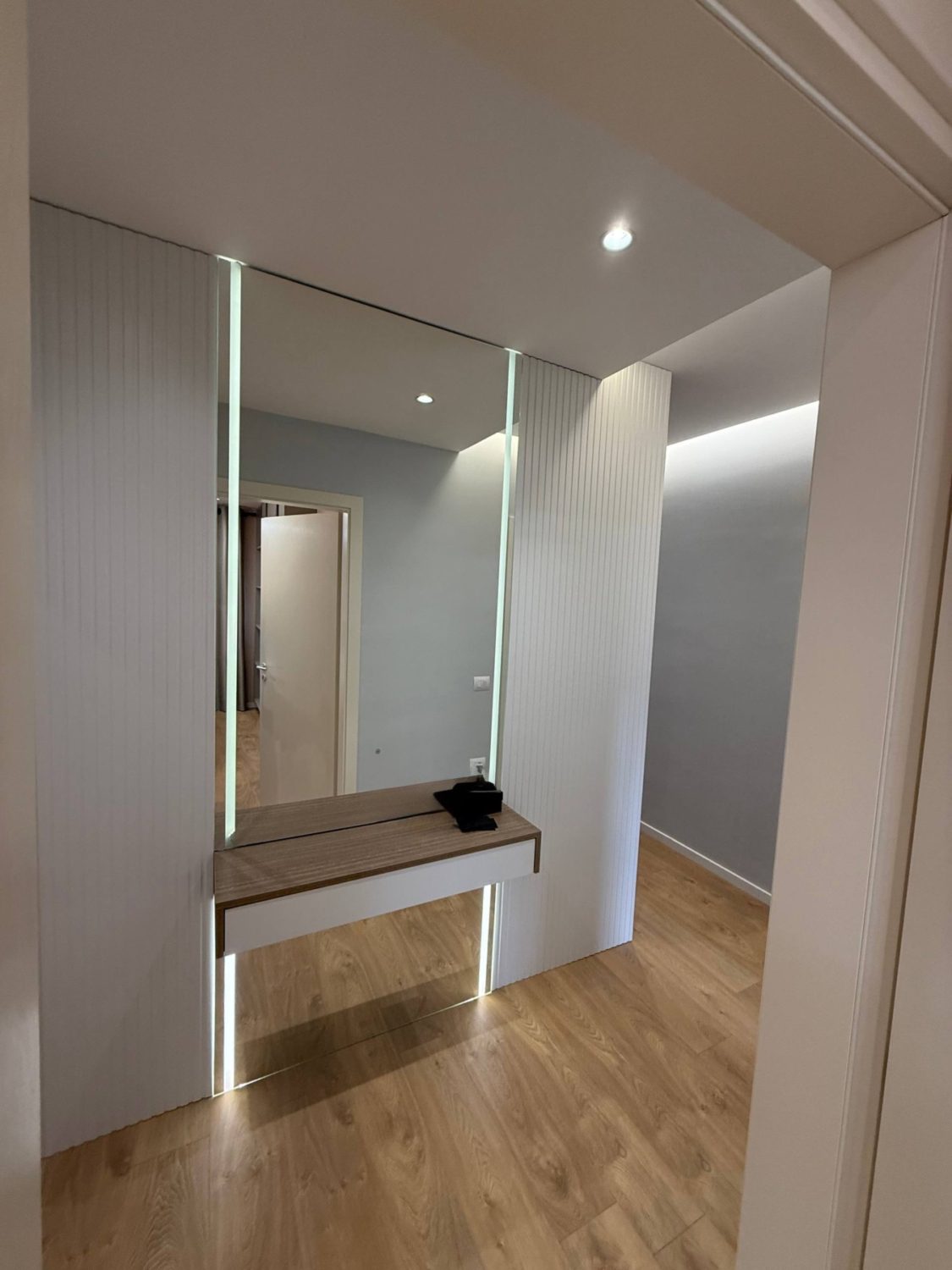 Apartament 2+1& post parkimi për shitje, rruga e Durrësit, Tiranë.