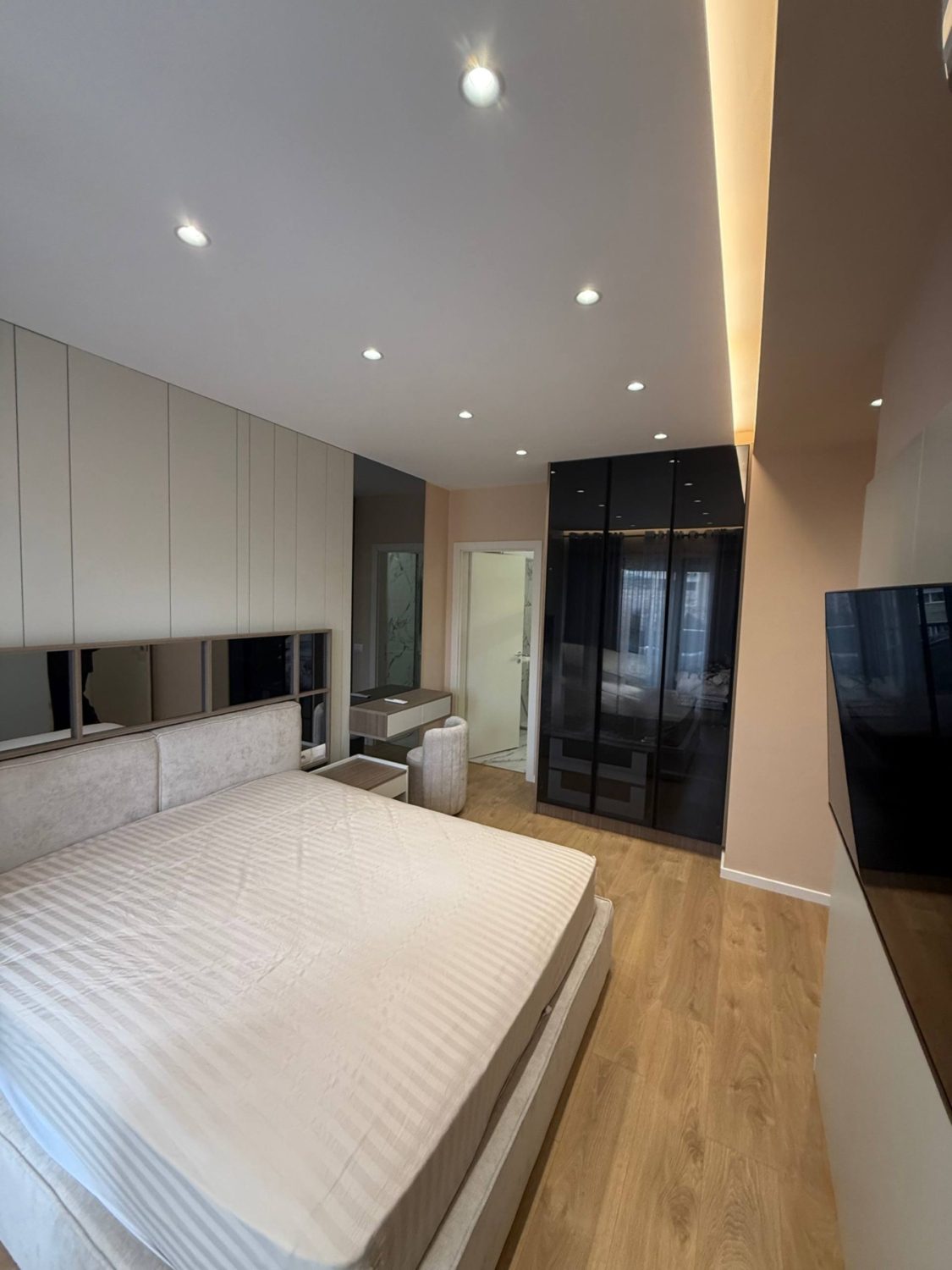 Apartament 2+1& post parkimi për shitje, rruga e Durrësit, Tiranë.