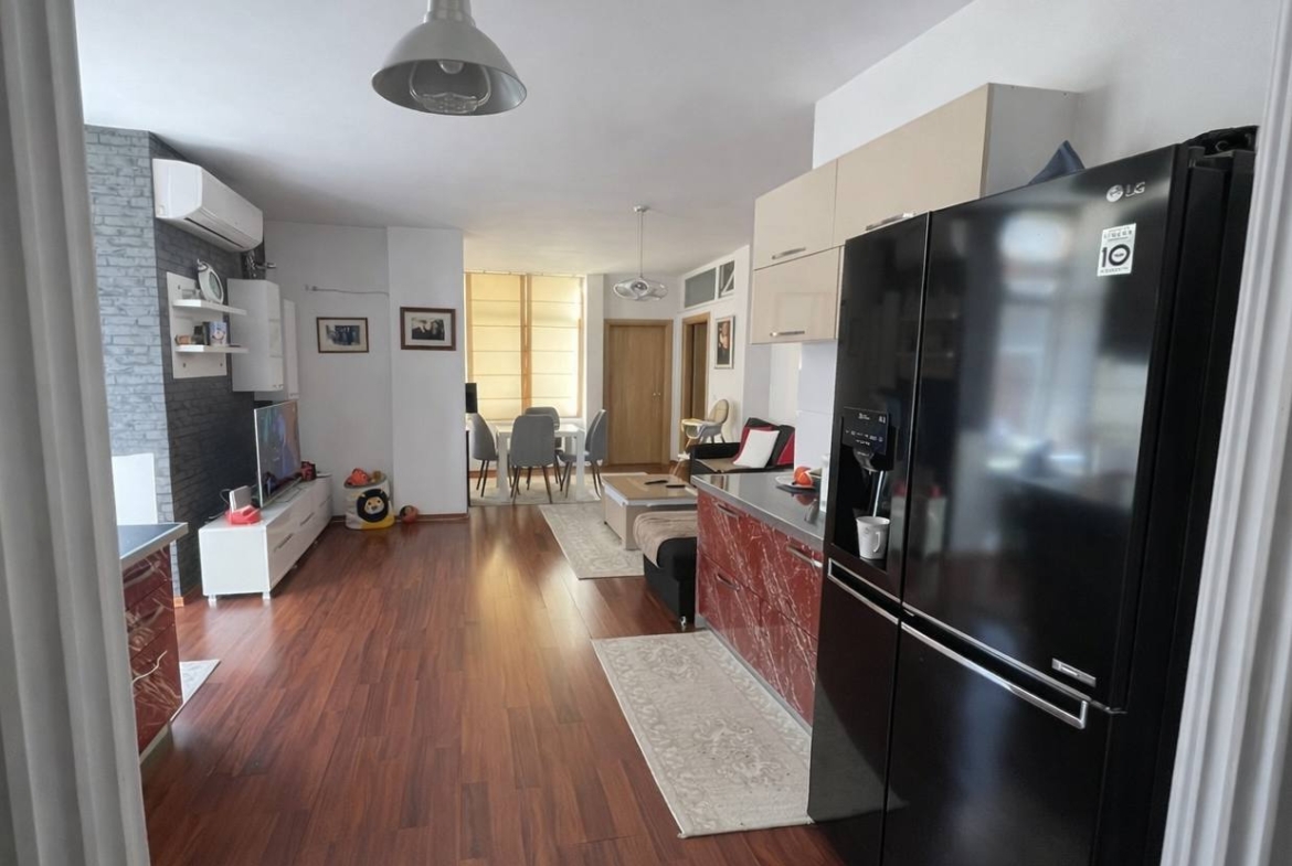 Apartament 3+1 për qera, te Blloku Ambasadave, Tiranë.
