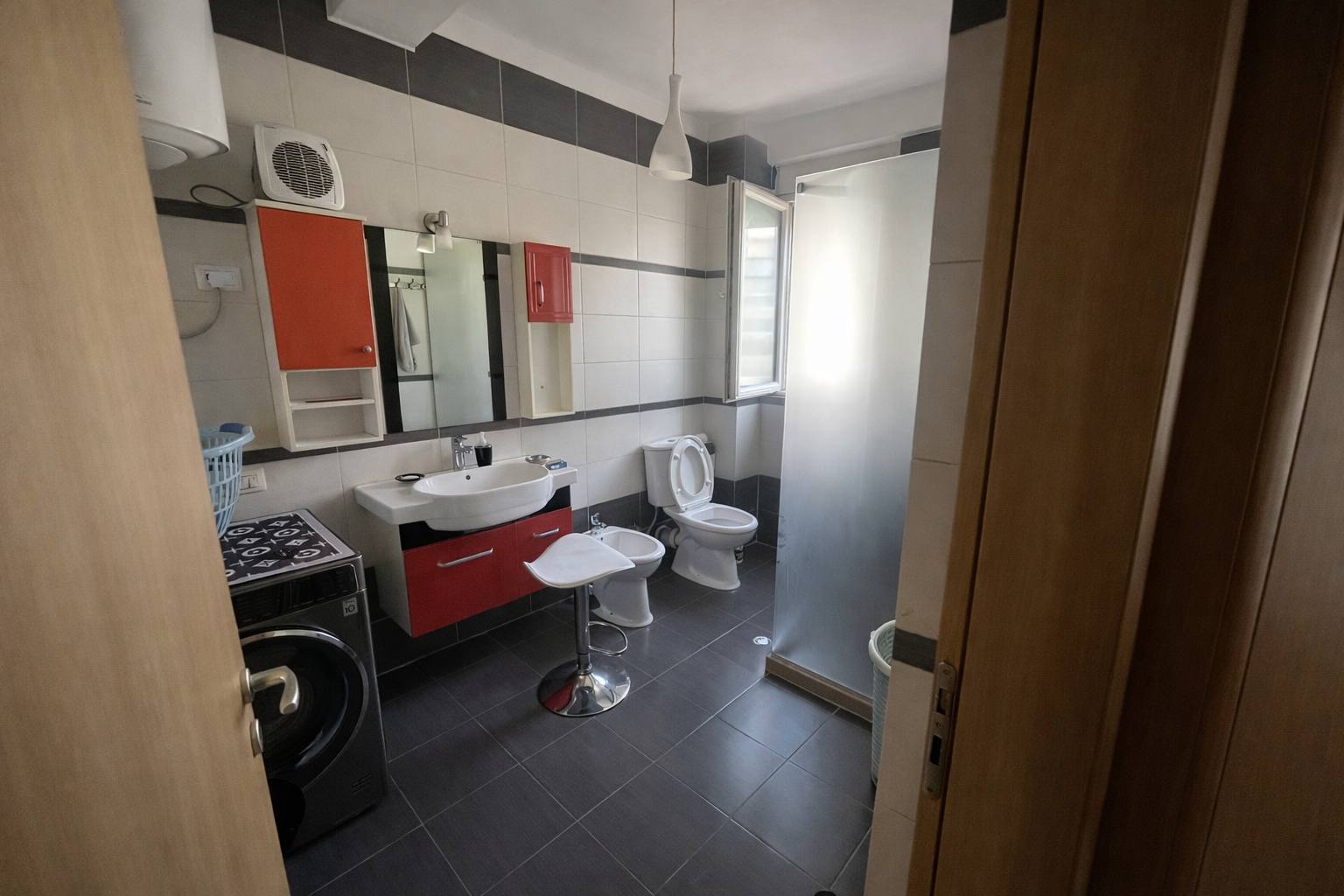 Apartament 3+1 për qera, te Blloku Ambasadave, Tiranë.