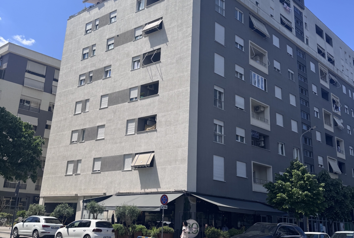 Ambient biznesi për shitje, te Komuna Parisit, Tiranë.