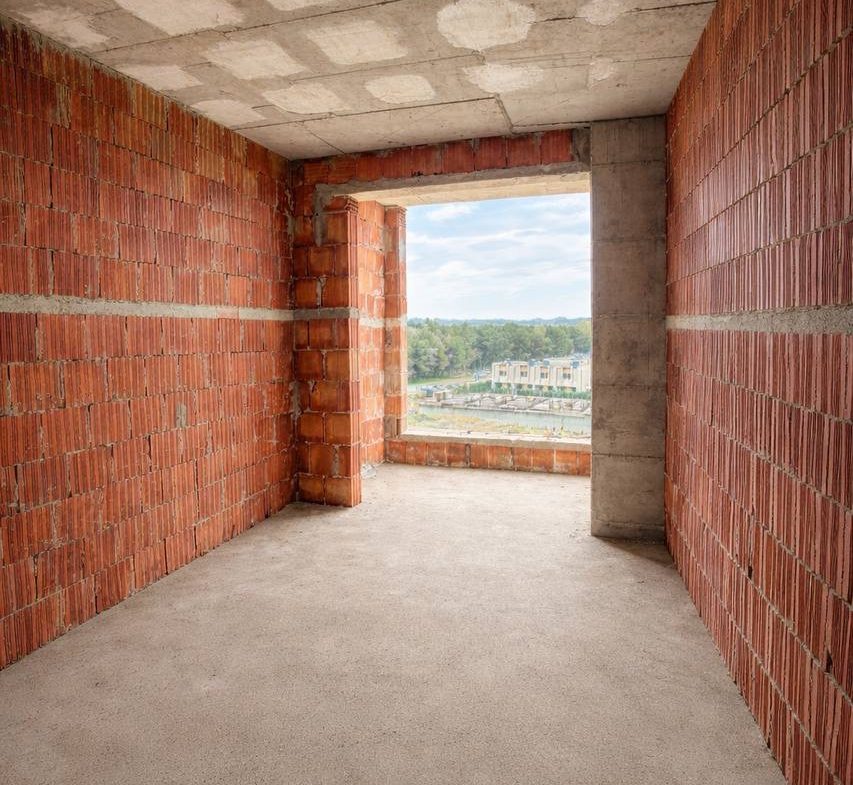 853
