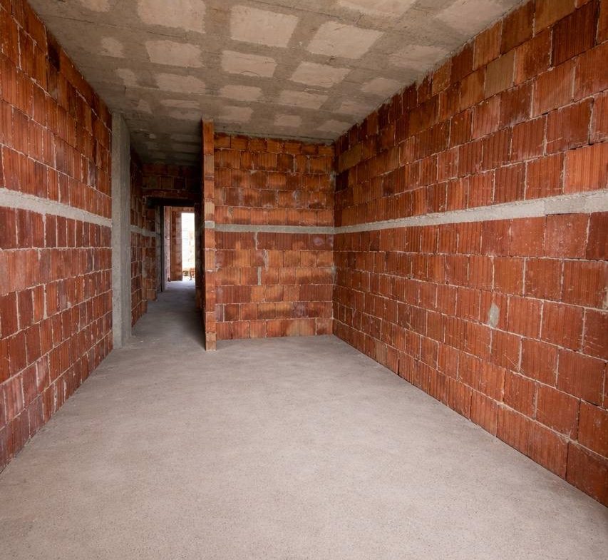 853