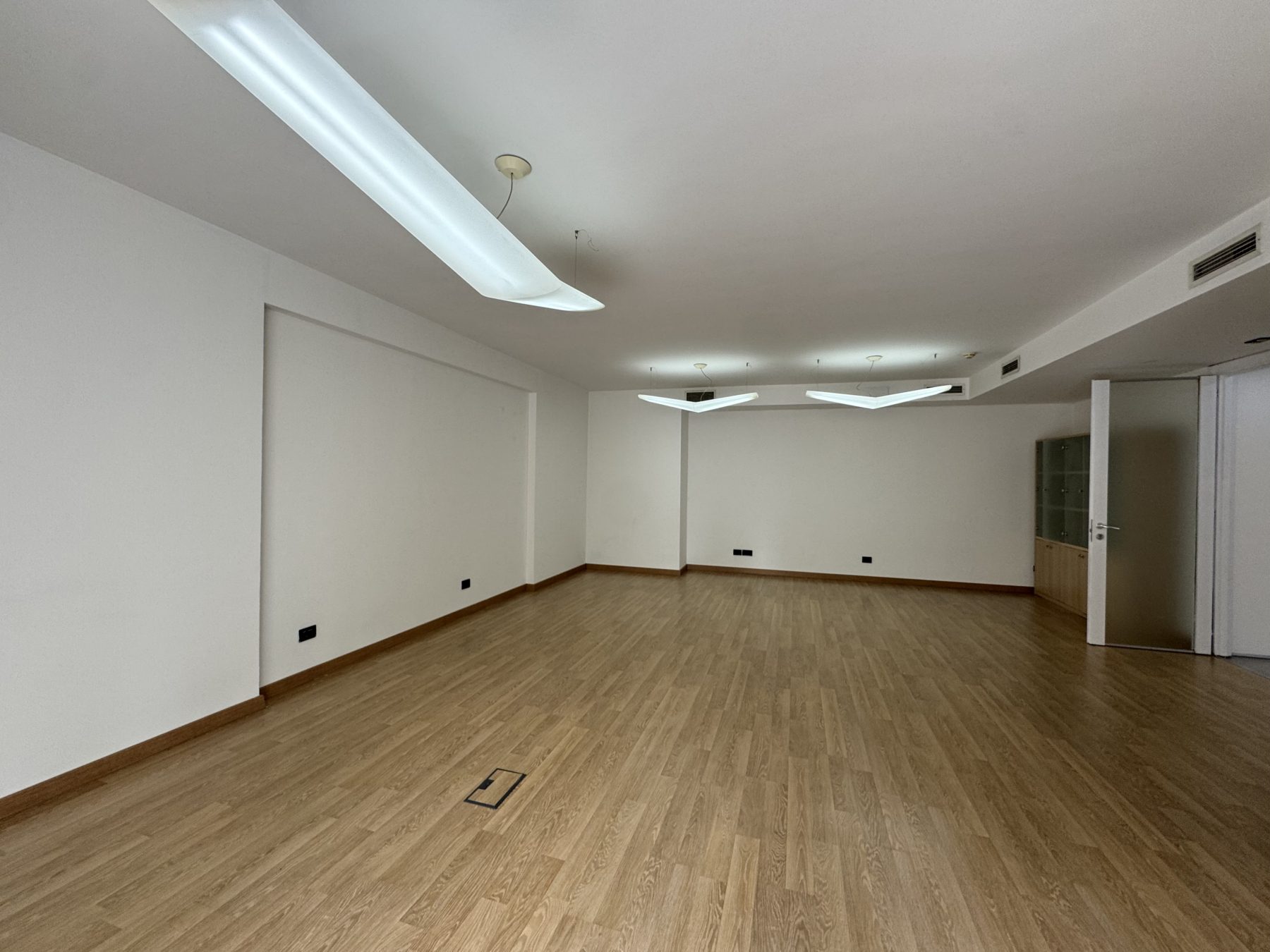 Ambient biznesi për zyra me qera, përballë Librit Universitar, Tiranë.